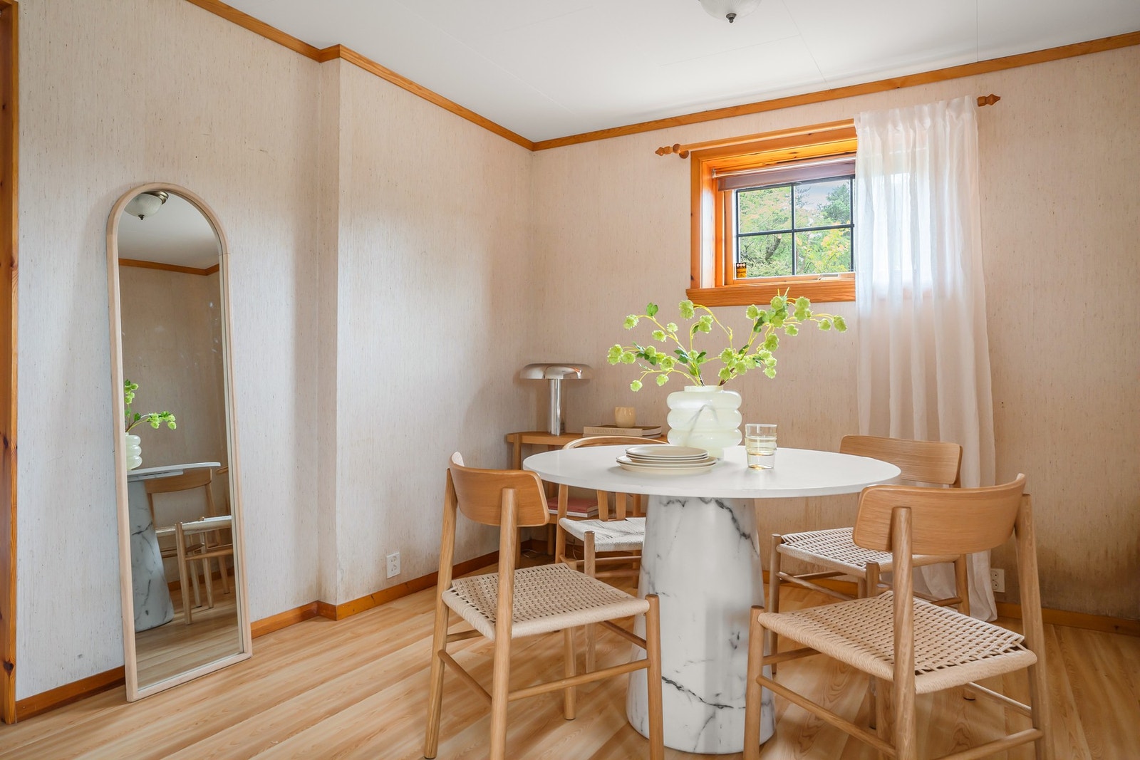 I kjellerstuen har du god plass til sofa og spisebord. Galleribilde
