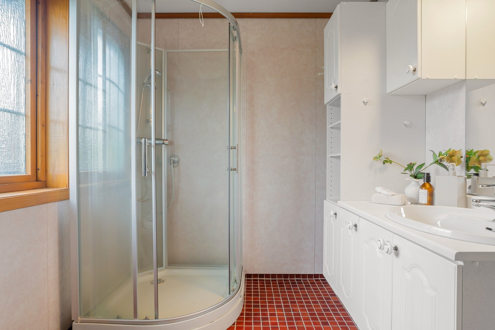 Huset har to bad hvor badet i hovedetasjen måler 5,5 kvm, haar flislagt gulv med varmekabler og er innredet med dusjkabinett, toalett, vask og skap. Galleribilde