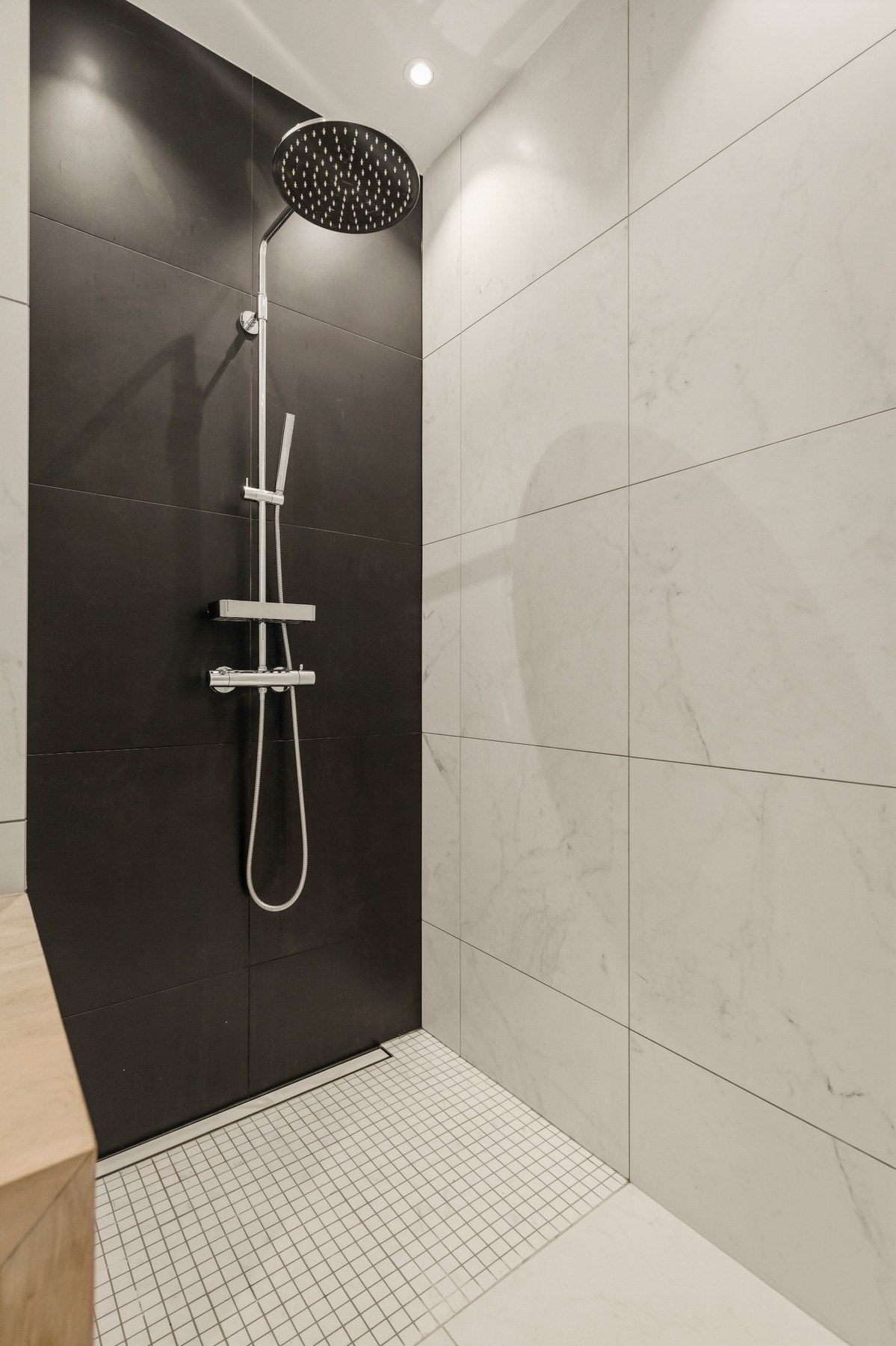 Tile insert sluk utført i samme stil som gulvflis. Waterfall- og hånddusj. Galleribilde