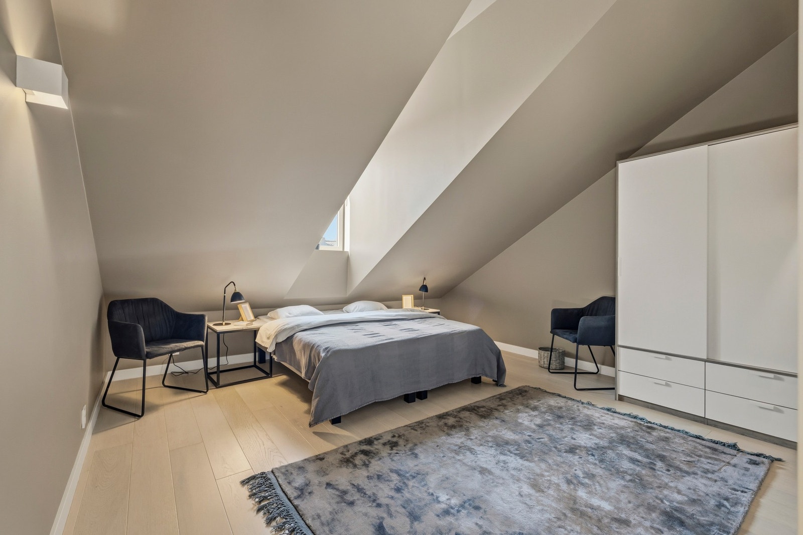 Master soverom med plass til dobbeltseng, nattbord på begge sider, kontorplass, garderobeskap mv. Galleribilde