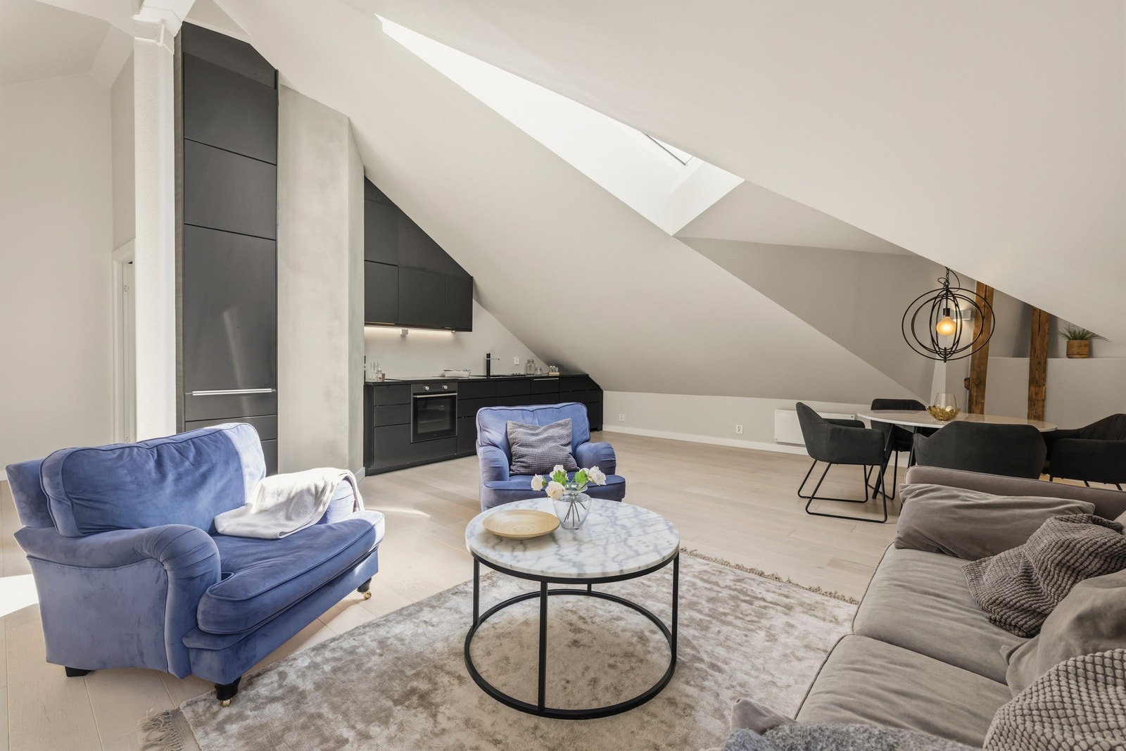 Hele leiligheten fremstår som moderne mede Galleribilde