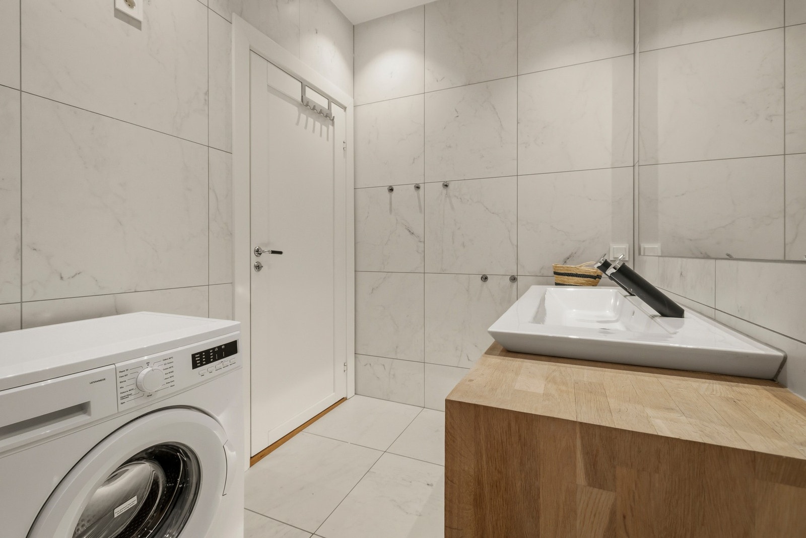 Det er opplegg for vaskemaskin på badet. Behagelige varmekabler i gulv. Galleribilde