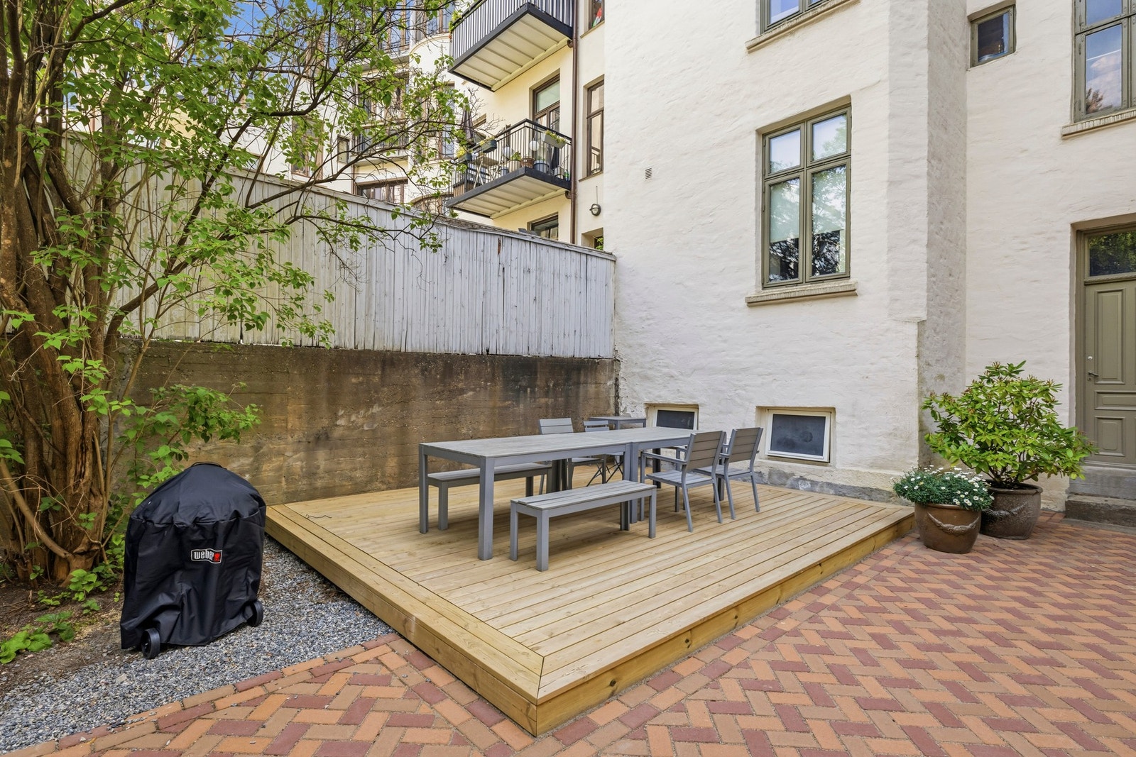 Sittegruppe med grill for beboere. Galleribilde