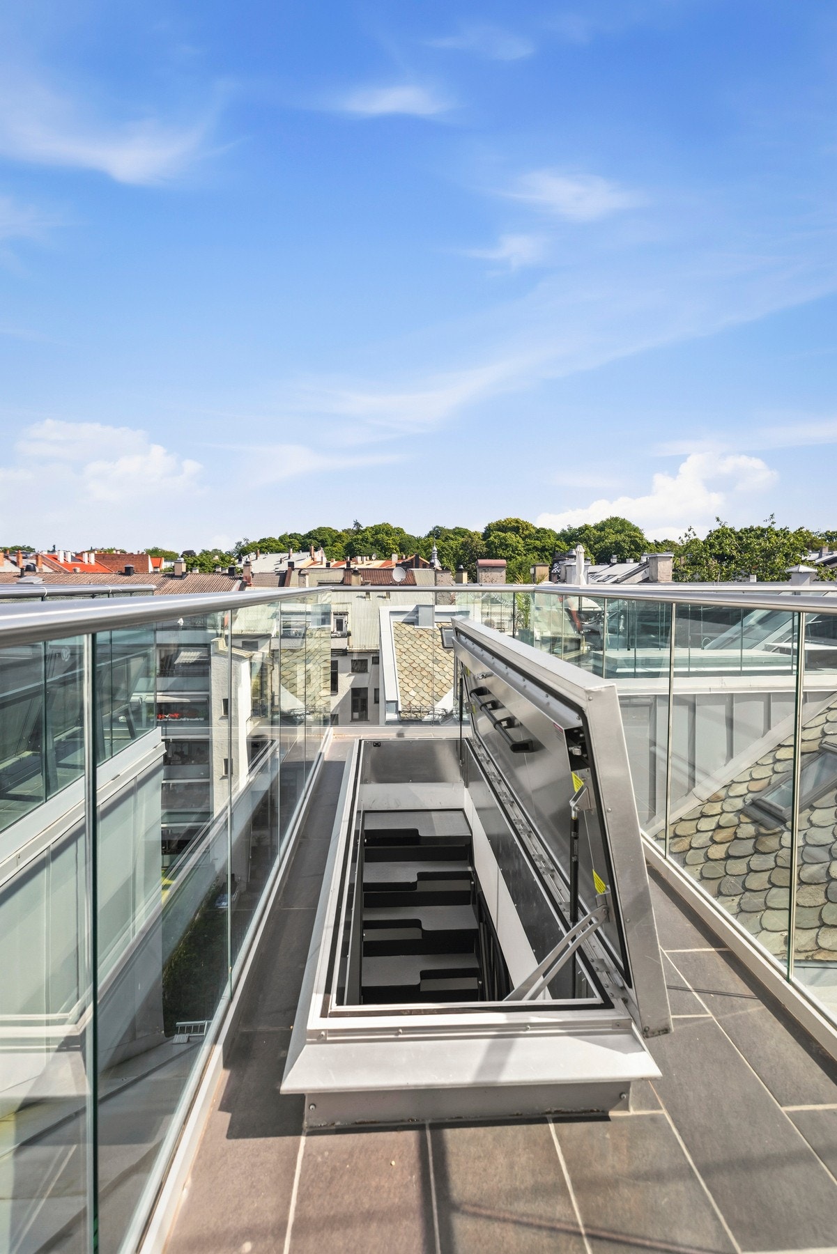 En unik uteplass midt i byen med sol nesten hele dagen. Galleribilde