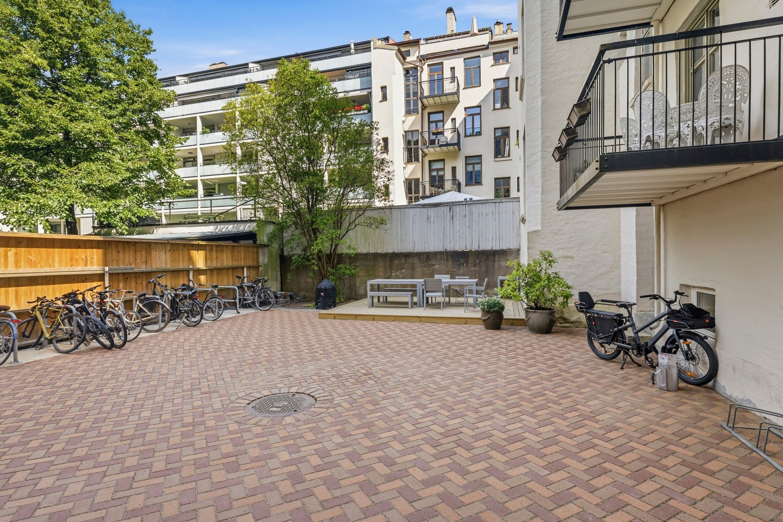 Sameiet har en stor felles, lukket bakgård med sittegrupper, sykkelparkering mv. Galleribilde