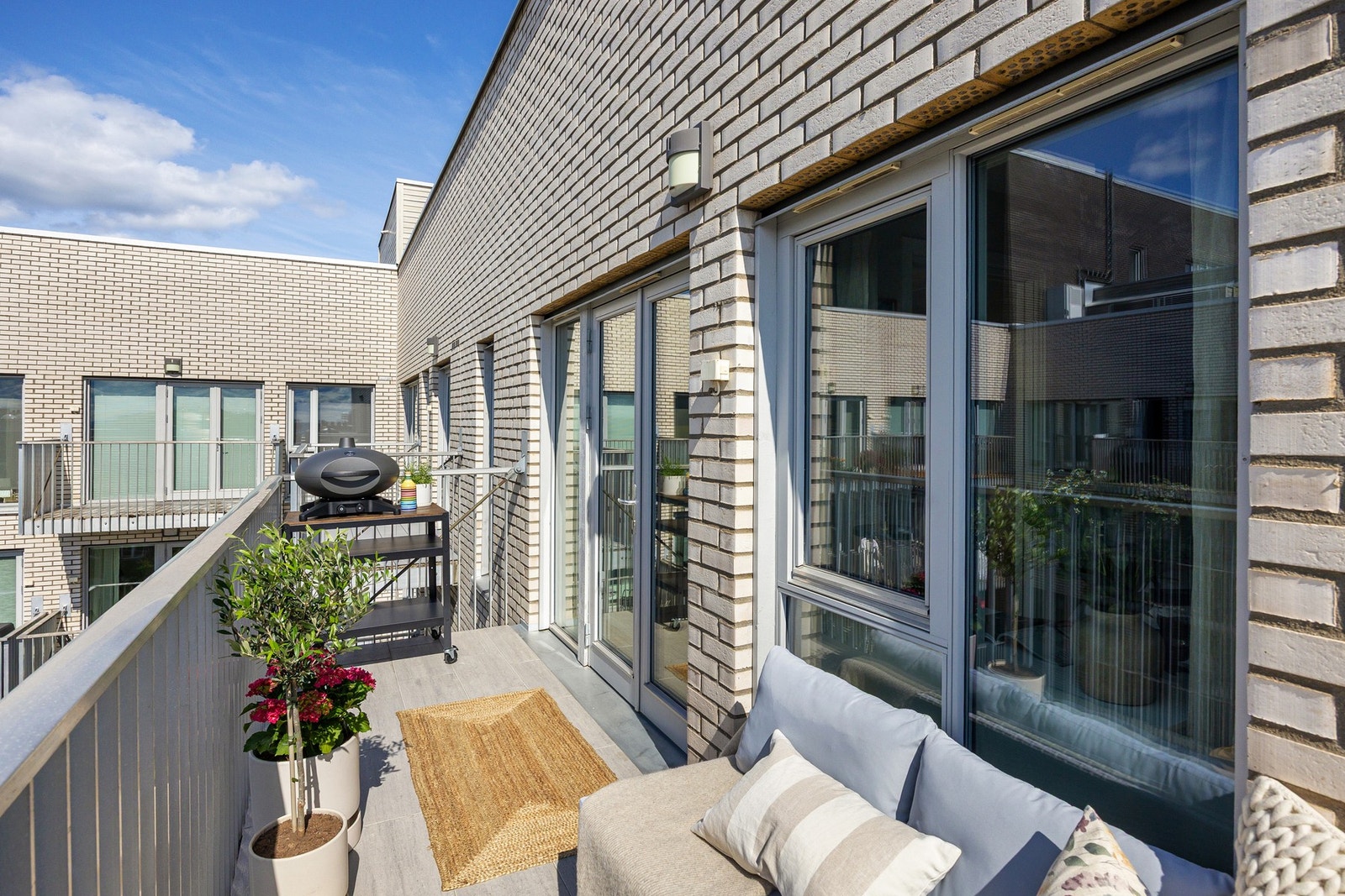 Balkongen er på 7 m² og har plass til sittegruppe, grill og beplantning Galleribilde