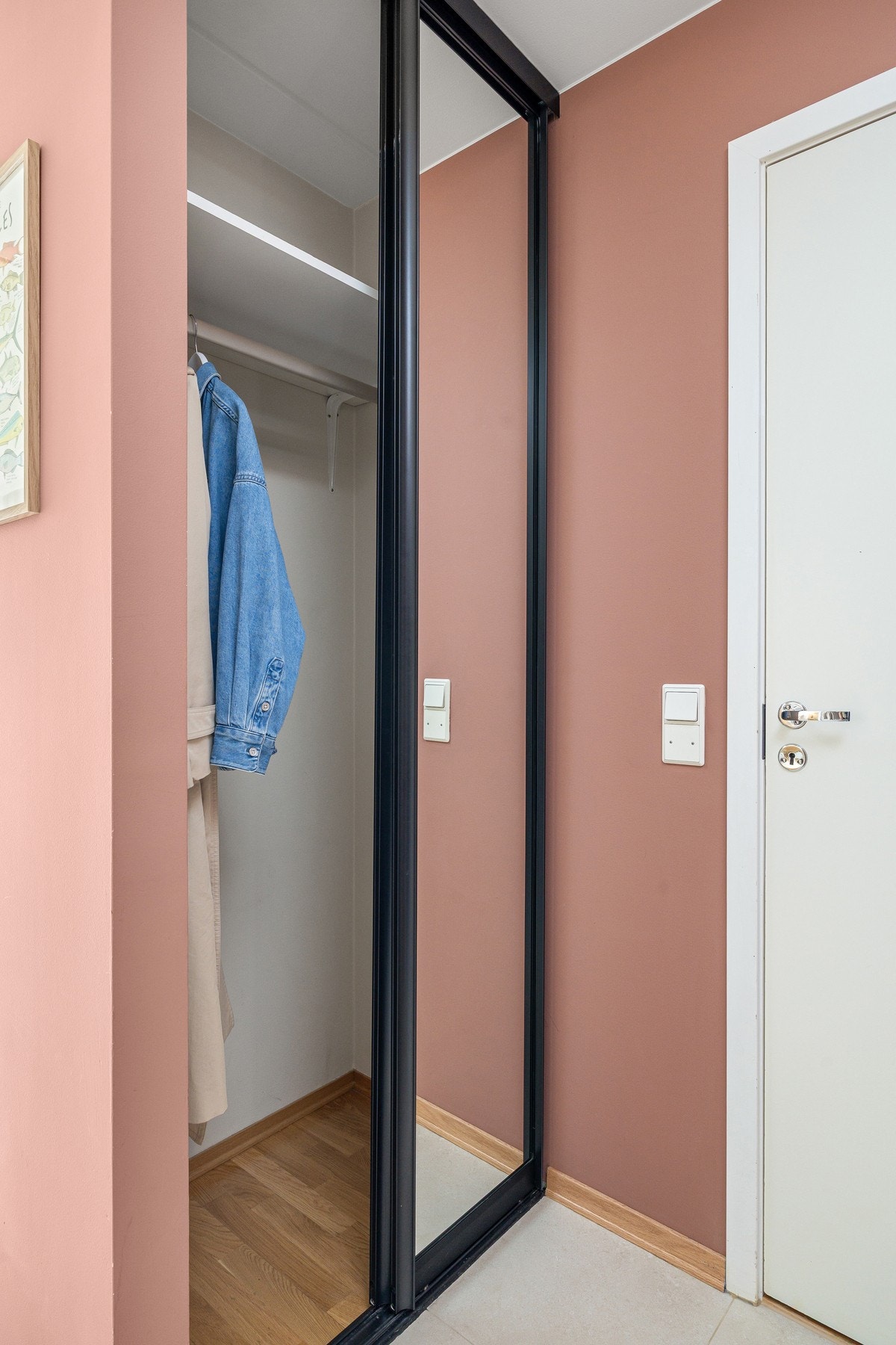 Entré med fliser og skyvedørsgarderobe Galleribilde