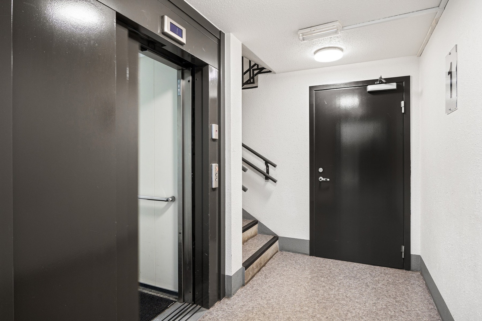 Heisadkomst. Mulighet for leie av garasjeplass i kjeller med heis direkte til leilighetsplan Galleribilde