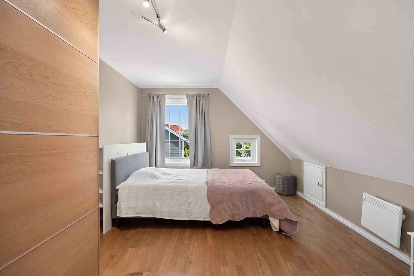 Soverom 3 er også av en god størrelse. Her er det plass til dobbeltseng, nattbord, kommode og garderobeskap. Alle soverommene i 2. etasje har oppbevaringsplass i knevegger Galleribilde