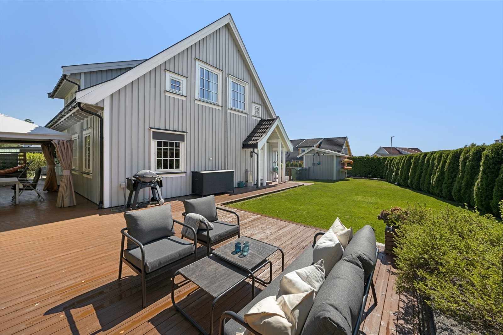Det er anlagt en markterrasse på tilsammen ca. 115 kvm som går rundt 3 sider av huset Galleribilde