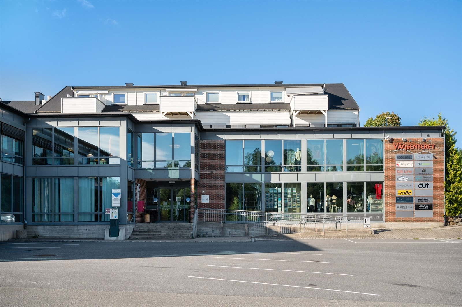 Vågsenteret med sine mange butikker, kafé og frisør er kort avstand unna Galleribilde