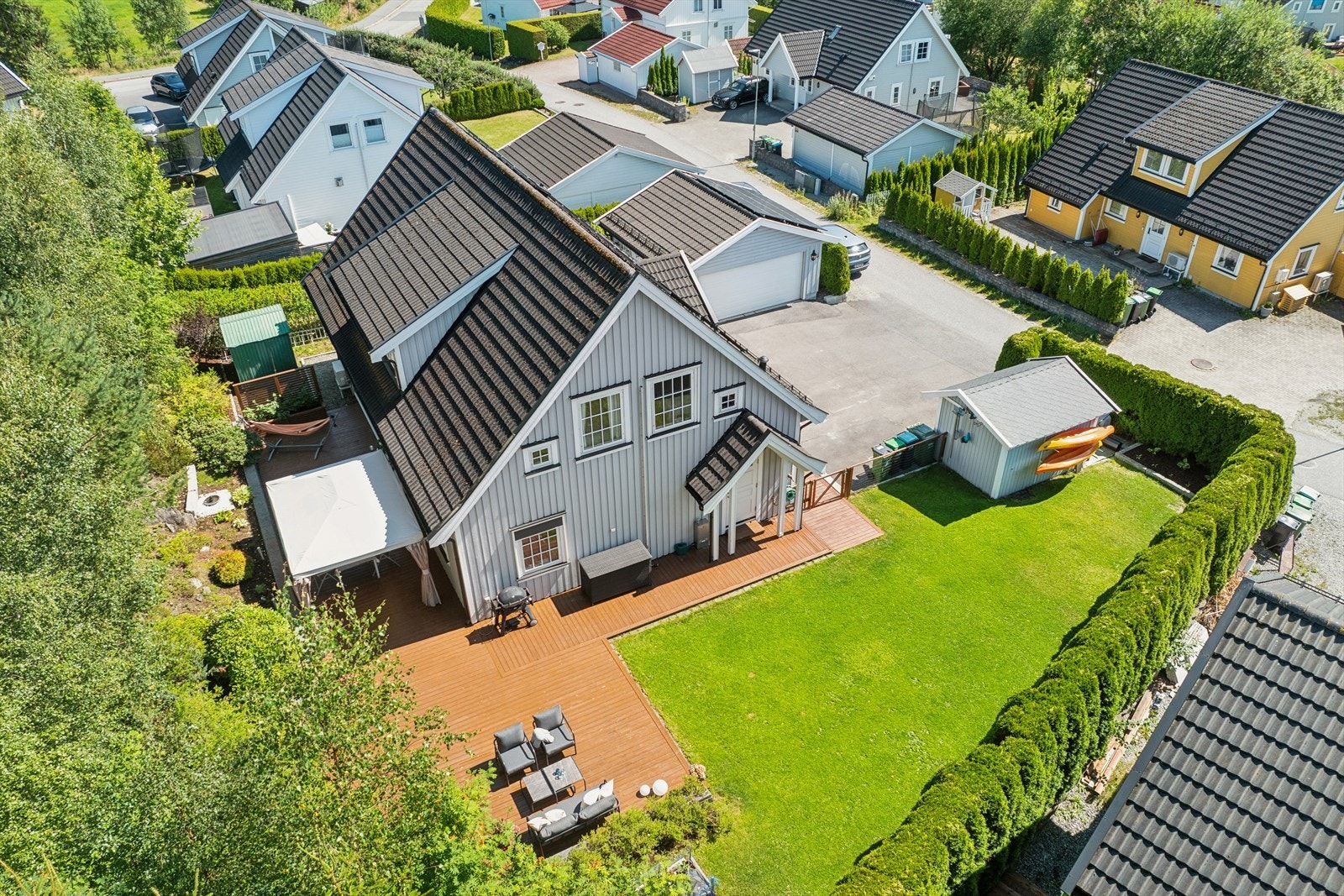 Uteområdet er meget pent opparbeidet med solrike forhold Galleribilde