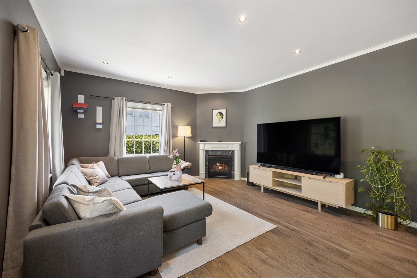 Boligen er godt utstyrt med downlights i himling som sørger for en god og behagelig belysning Galleribilde
