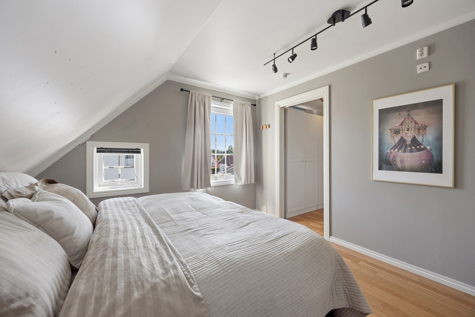 Det er også tilgang til et eget romslig walk in closet Galleribilde