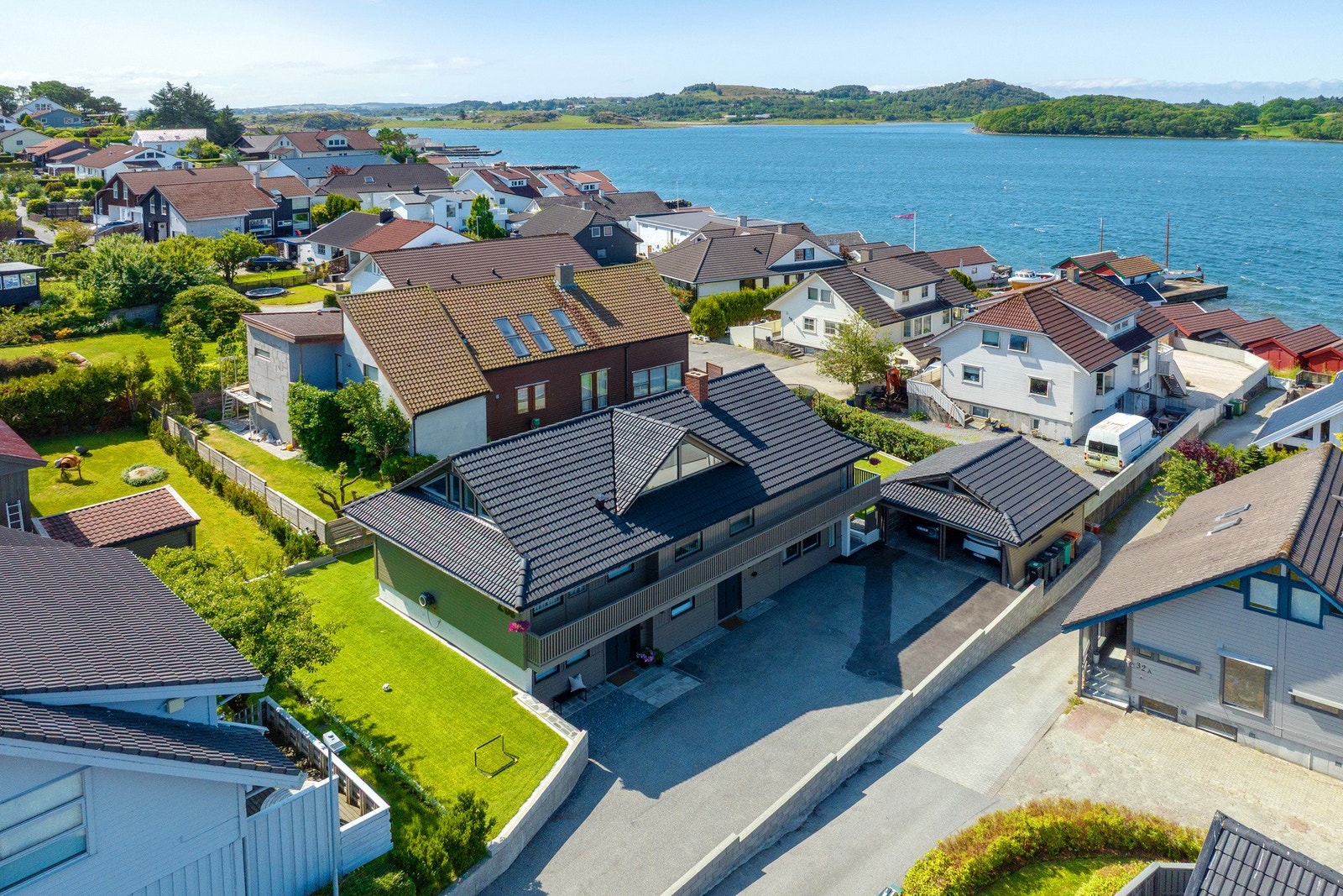 Populær og barnevennlig beliggenhet med umiddelbar nærhet til turområder langs Madlasandnes. Huset ligger i et hyggelig nabolag i en rolig blindgate. Galleribilde