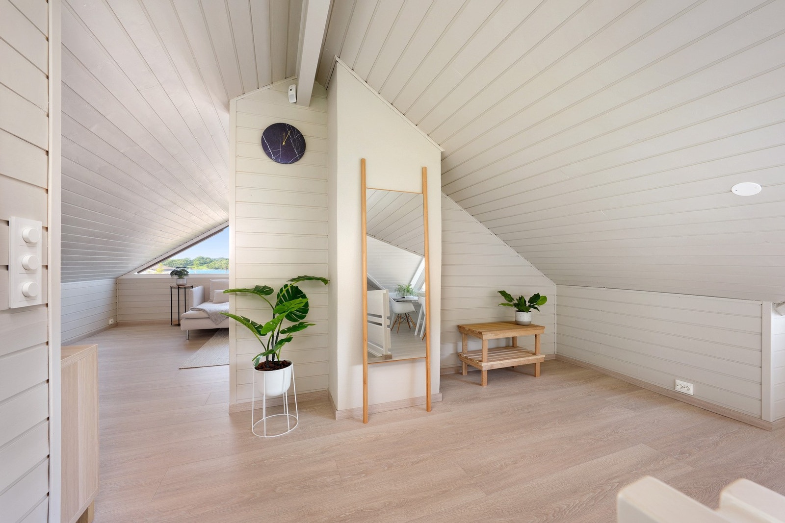 Loftsetasjen føles åpen og luftig. Galleribilde