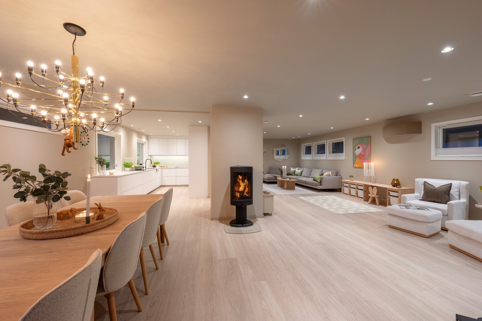 Flere downlights i tak som setter stemningen. Galleribilde