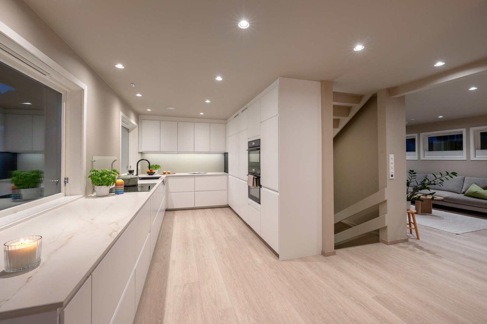 Hvitevarepakken består av Bosch induksjonstopp med integrert ventilasjon, stekeovn og kombiovn plassert i komfortabel arbeidshøyde, fullhøyde kjøle- og fryseskap samt Electrolux oppvaskmaskin med ComfortLift-funksjon, gulvindikator og automatisk åpning. Galleribilde