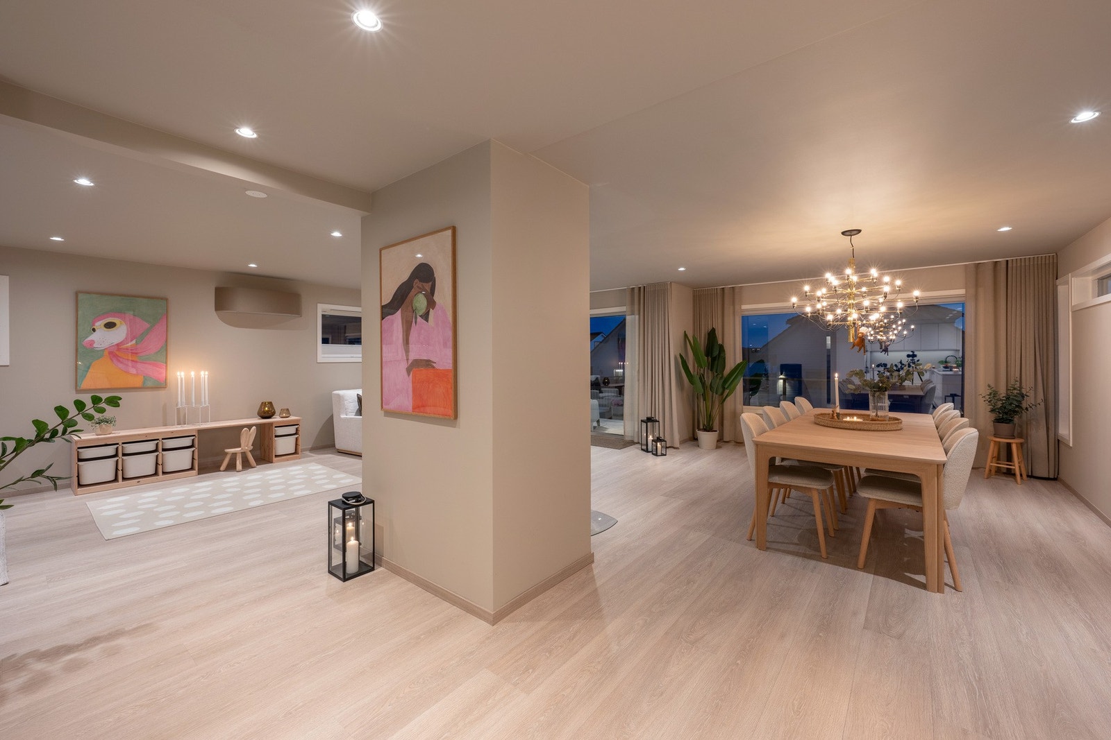 Nå kvelden kommer er det nydelig belysning i stuen som kan dempes. Galleribilde