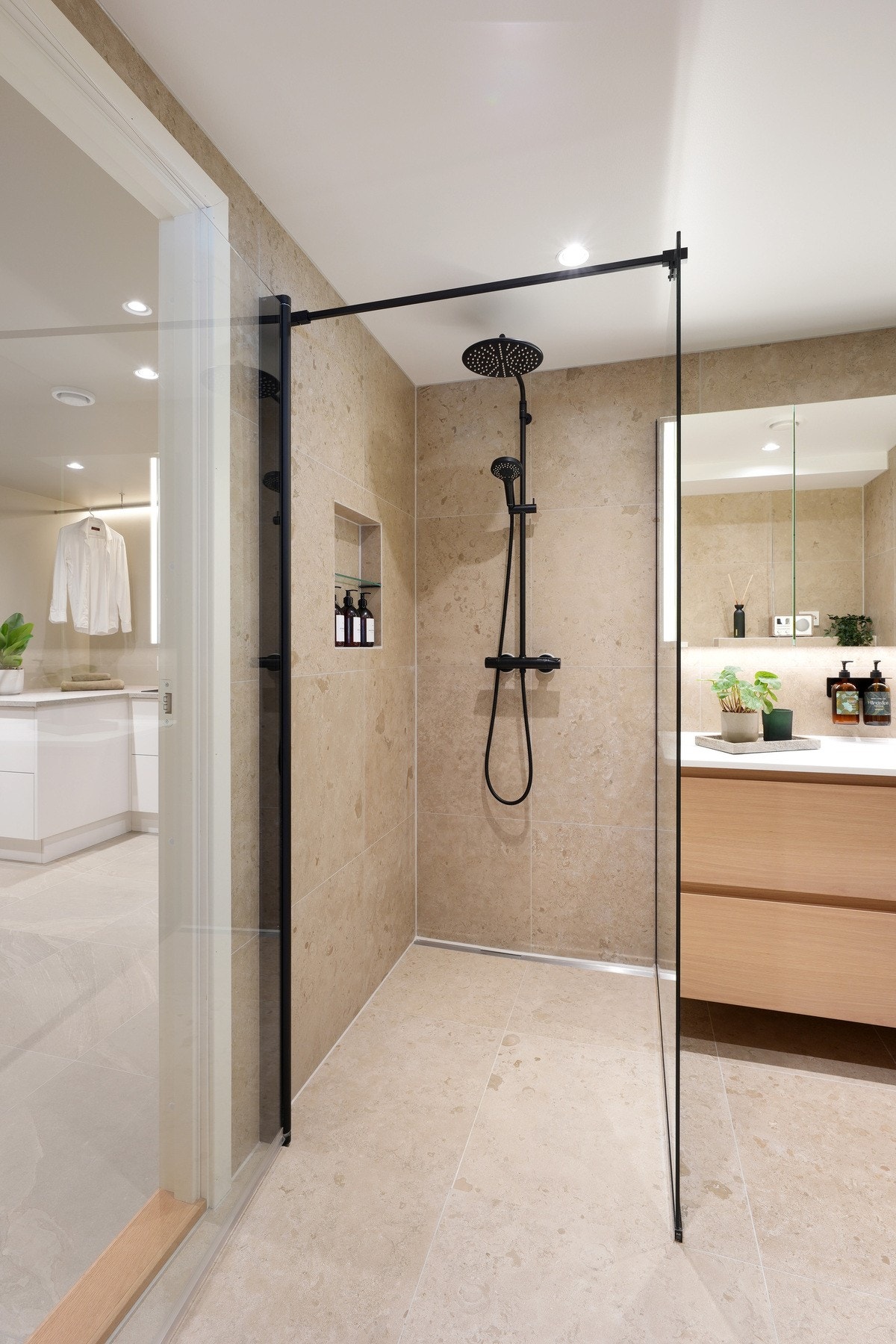 Romslig dusjsone med dusjnisje og takdusj. Her får man virkelig "hotell" følelsen. Det er direkte tilgang til vaskerom fra badet. Galleribilde