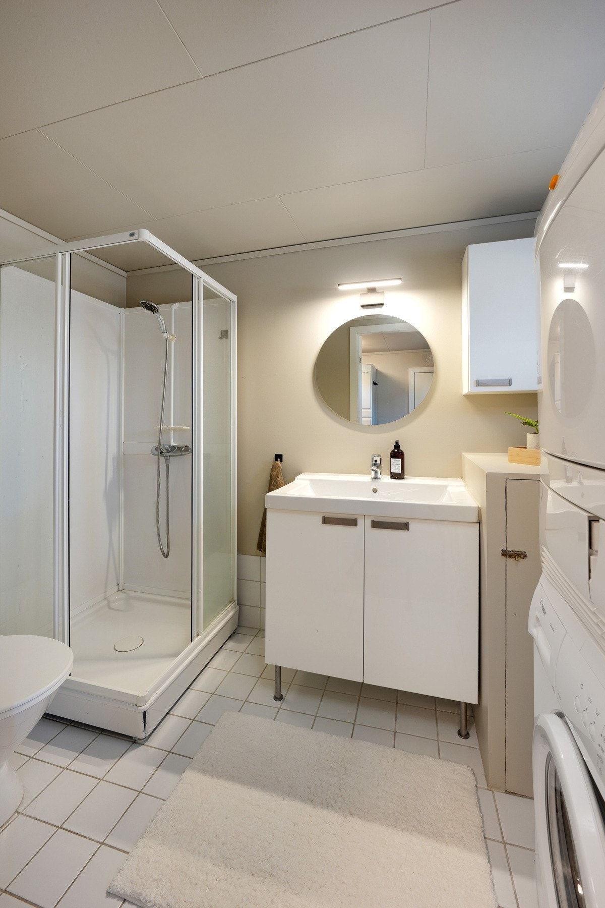 Badet er nylig malt, og det er montert ny varmtvannstank. Det er plass til både vaskemaskin og tørketrommel. Galleribilde