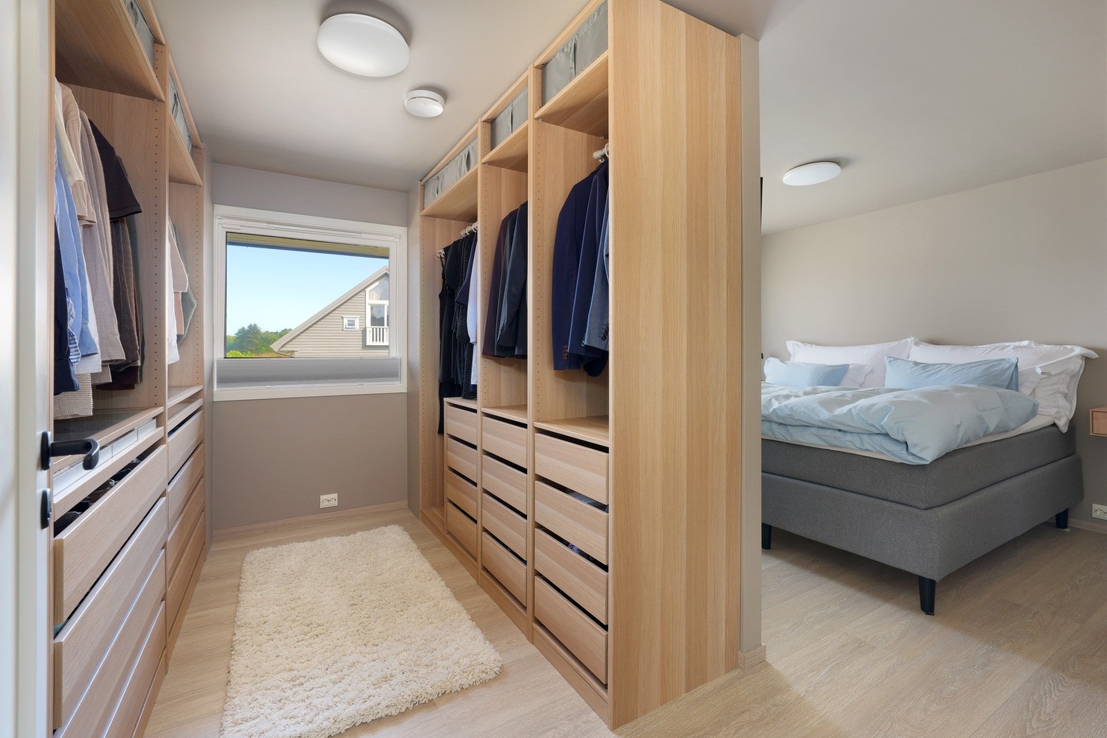 Romslig hovedsoverom med egen walk-in-garderobe og utgang til luftebalkong. Galleribilde