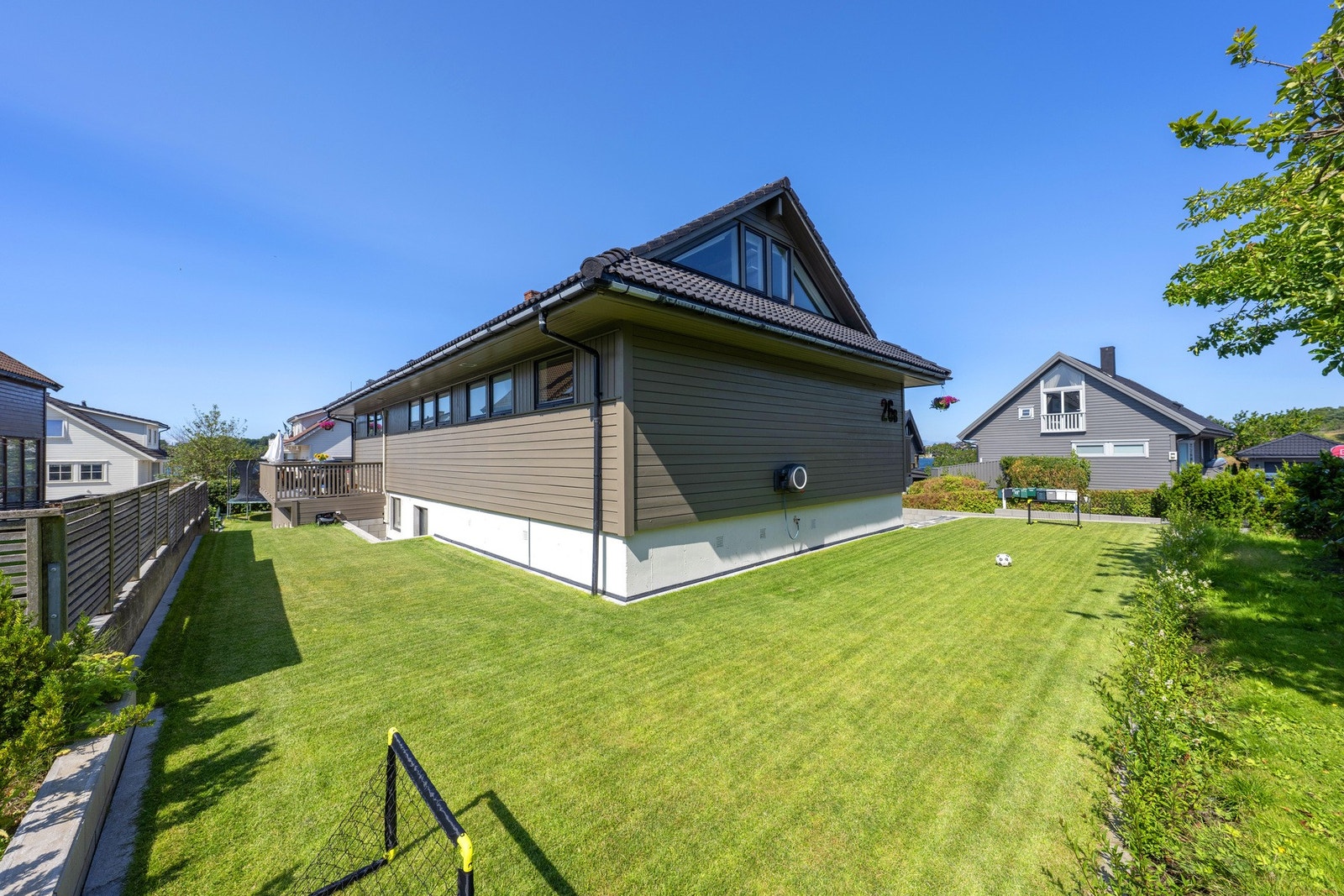 På baksiden av huset finnes øvre plen som er perfekt som fotballbane. Det er nylig plantet hekk mot nabo som vil vokse seg stor på sikt. Galleribilde