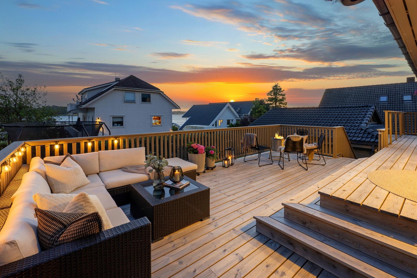 Huset ligger i andre rekke fra sjøen med nydelig utsikt og sol fra morgen til solnedgang. Galleribilde