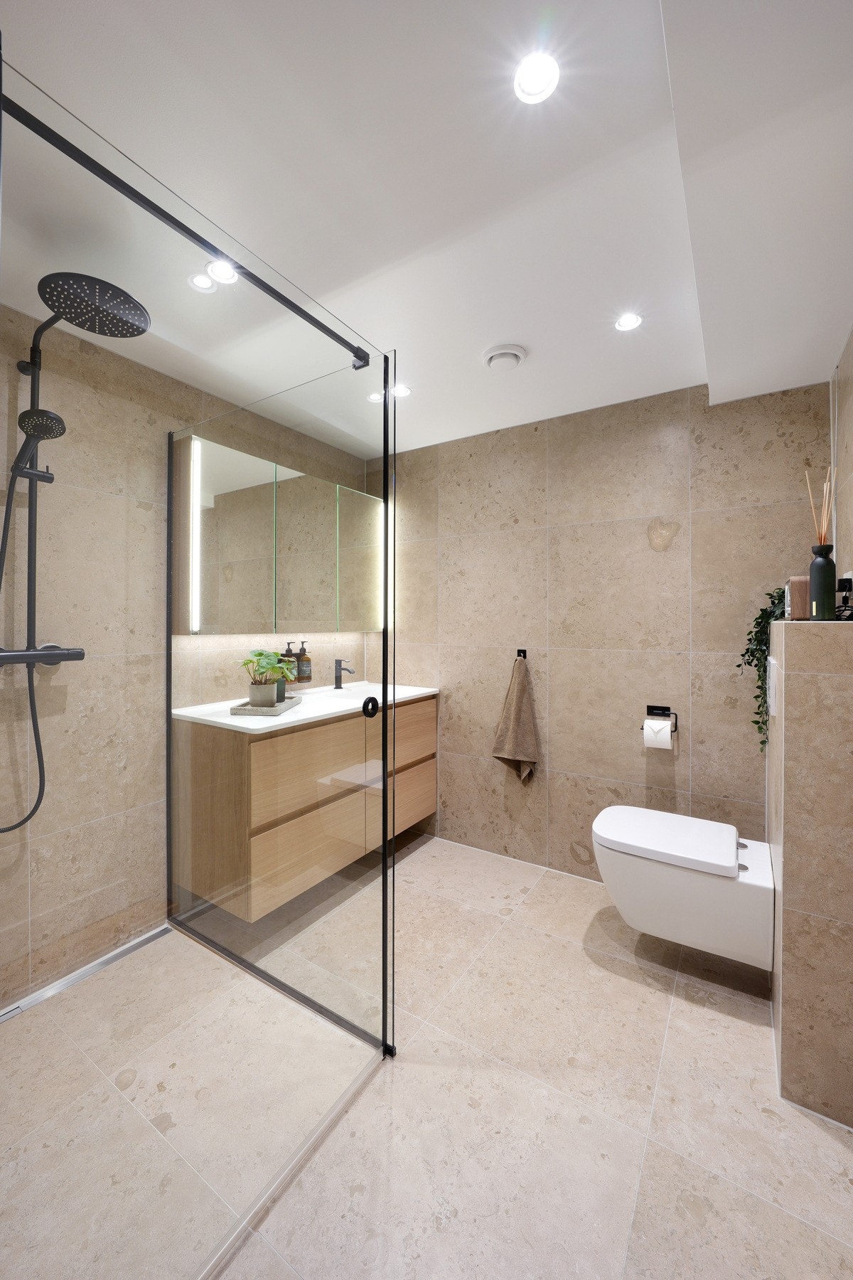 I underetasjen er det etablert et helt nytt bad i 2025, noe som gir boligen et ekstra fullverdig bad. Badet har et moderne uttrykk med store ekslusive fliser. Badet er utført av Sig. Halvorsen Galleribilde