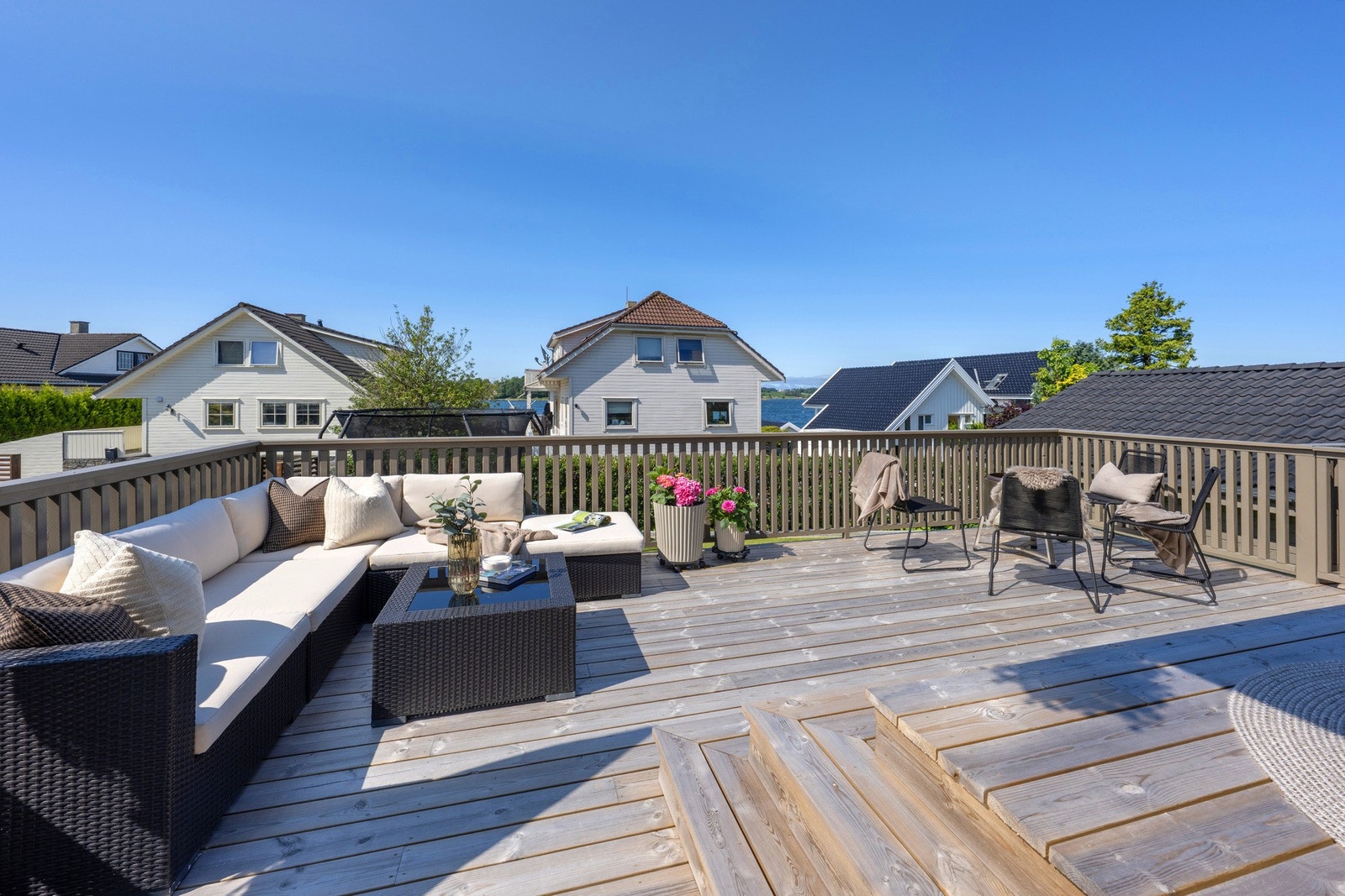 Stor og solrik terrasse med svært gode solforhold. Galleribilde