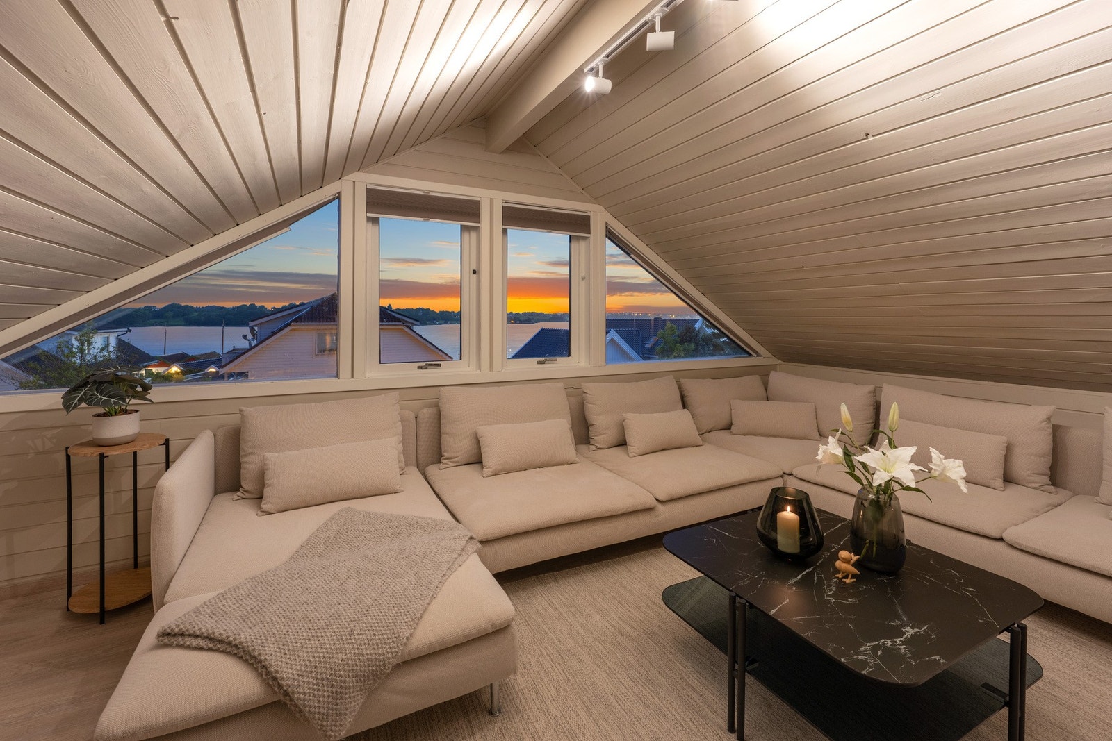 Unik utsikt av solnedgangen fra loftstuen om kvelden. Galleribilde