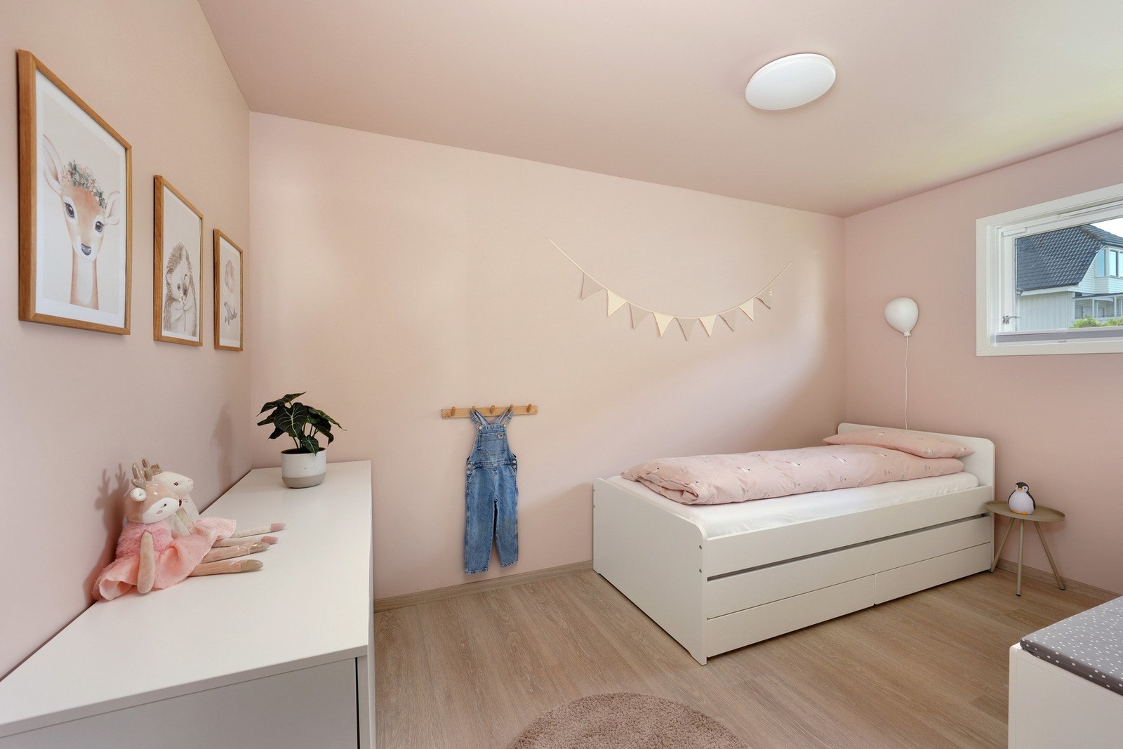 Praktisk plassert vegg i vegg med hovedsoverommet og med kort avstand til badet. Rommet har gode møbleringsmuligheter og er oppgradert med Pergo laminat, varmefolie og nye overflater. Galleribilde