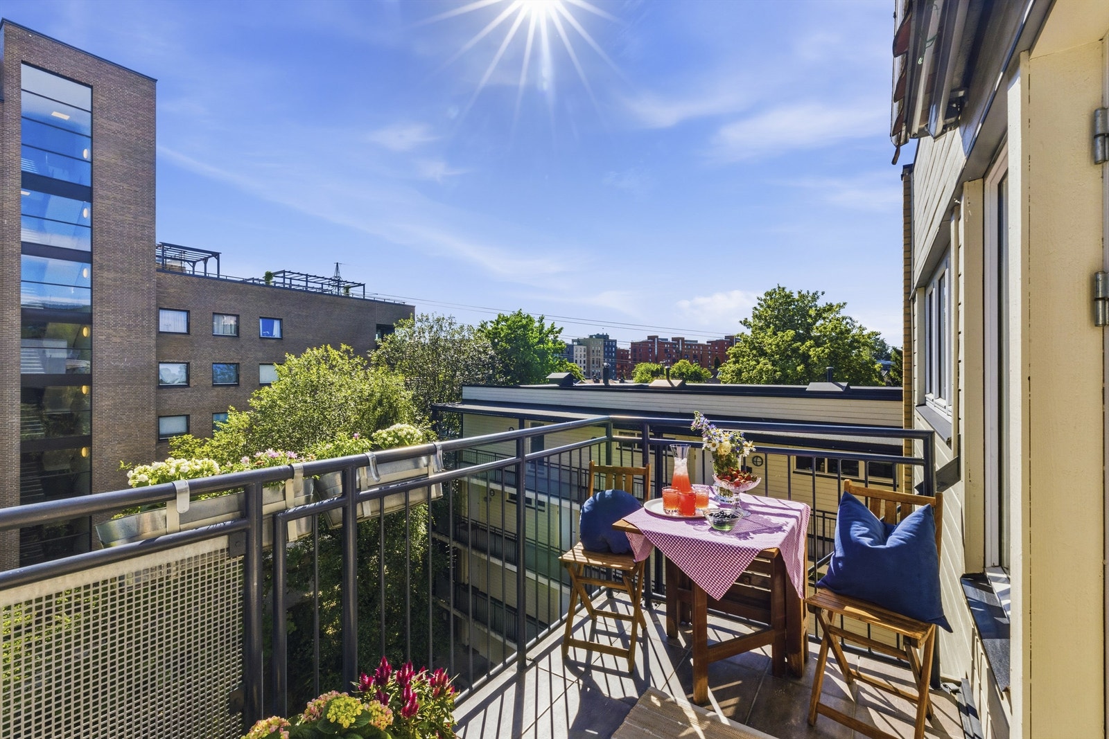 Selger opplyser om sol på balkongen ca. kl. 08.15 - 20.30 om sommeren. Her kan man nyte frokosten, lunsjen og middagen. Balkongen er et flott samlingspunkt for gjester på selskap Galleribilde