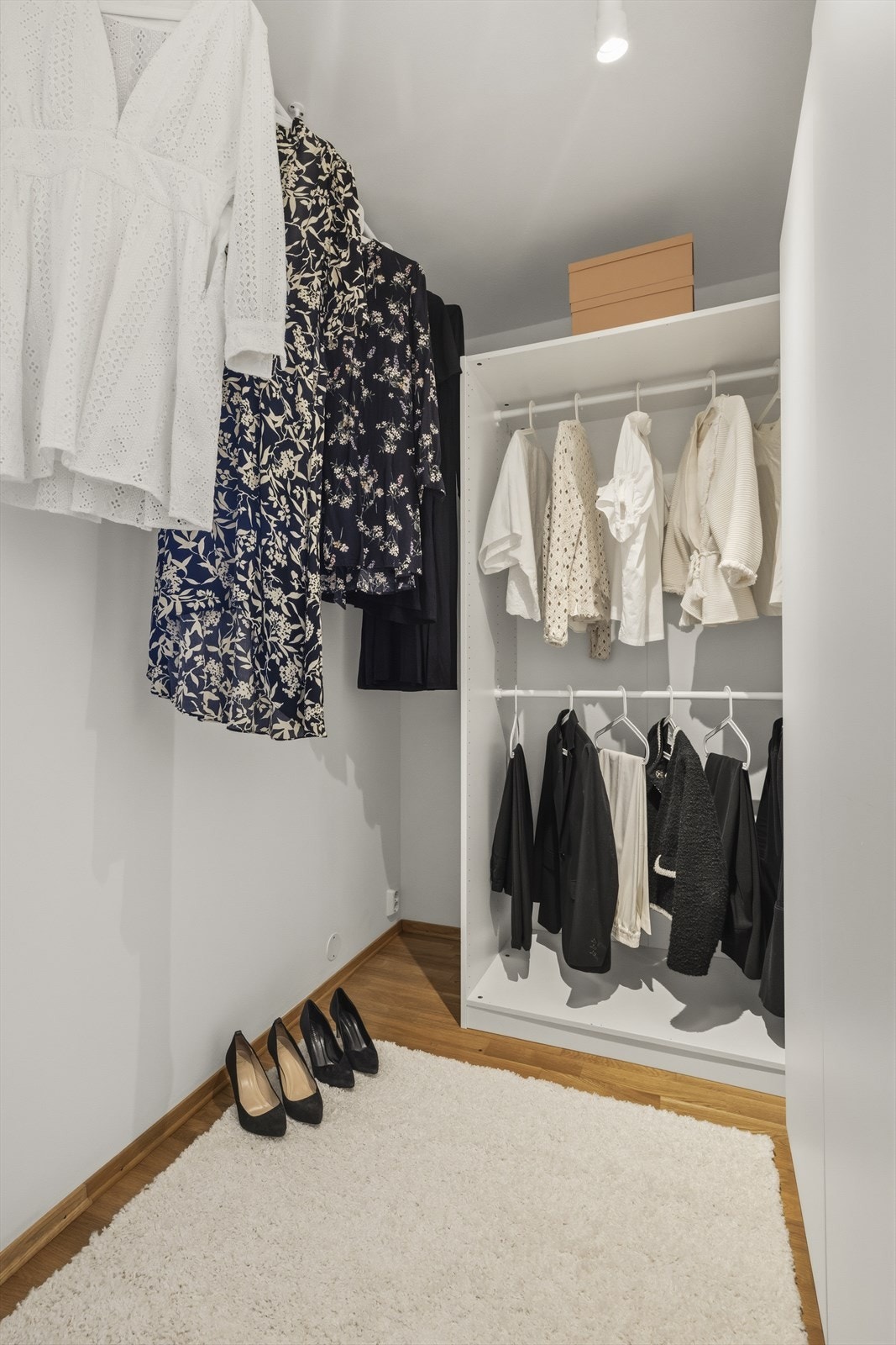 Meget god plass til oppheng av tøy, samt oppbevaring av sko og diverse Galleribilde