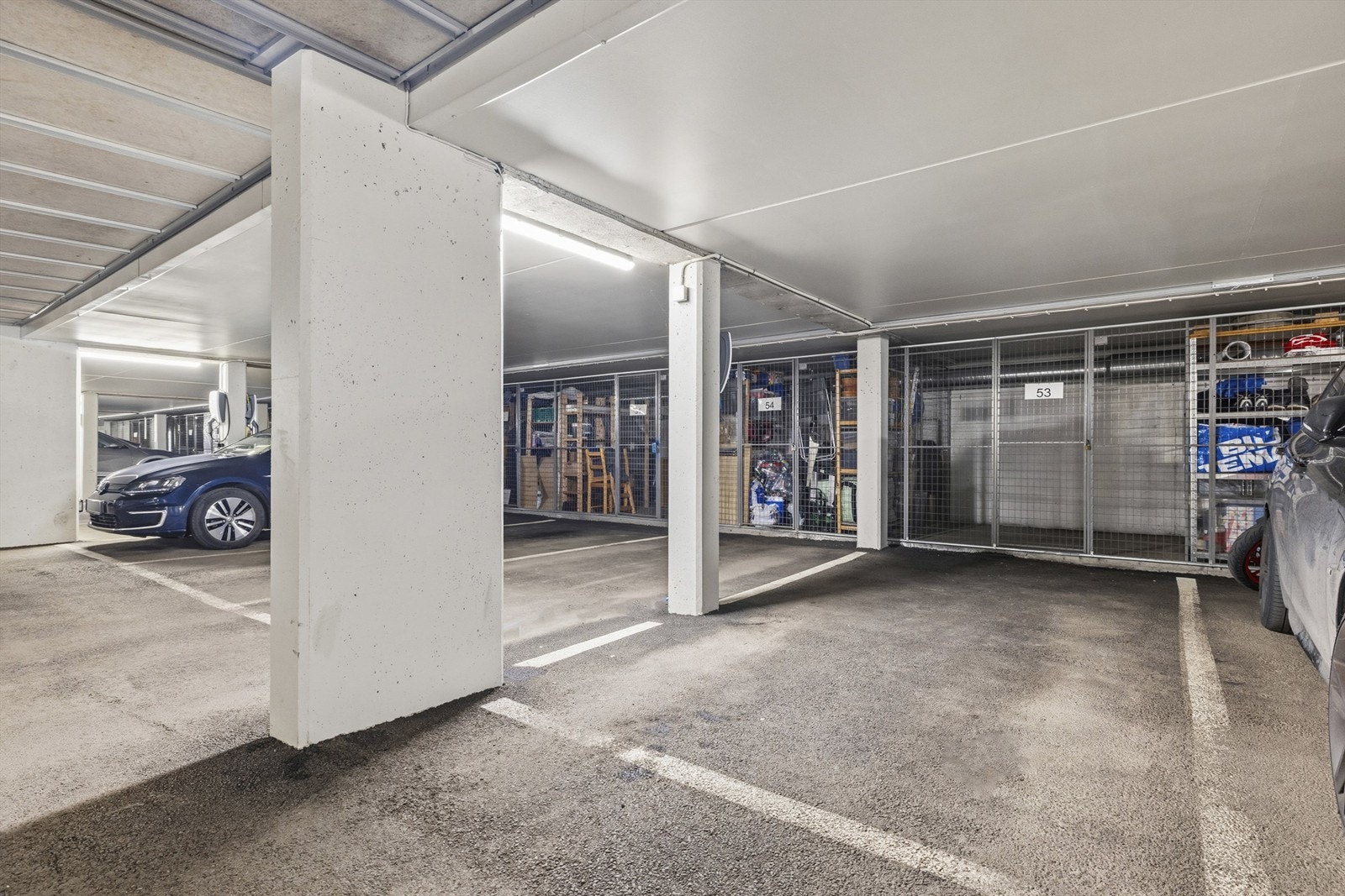 Boligen har bruksrett til garasjeplass merket nr. 53 i felles, lukket garasjeanlegg. Sportsbod bak garasjeplass Galleribilde