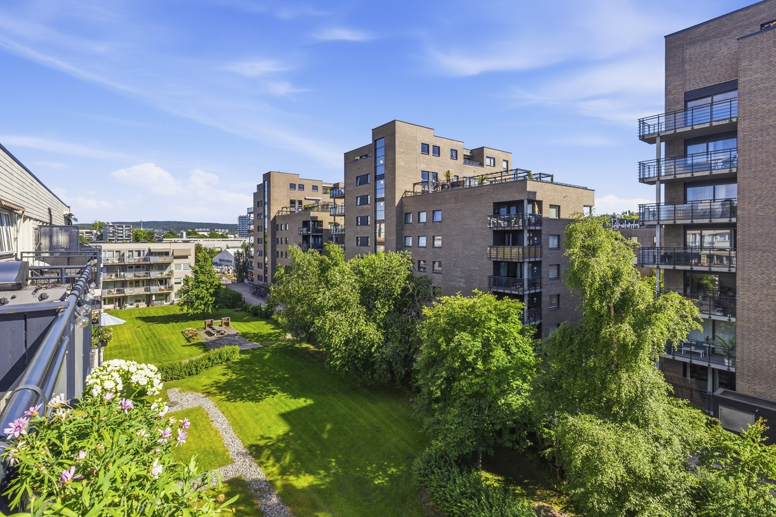 Koselig og solrik balkong på 5 m². Balkongen har hyggelig utsikt mot felles grøntområder, åsene og nærområdet. Foto: Marika Mørkestøl / Marikafoto Galleribilde