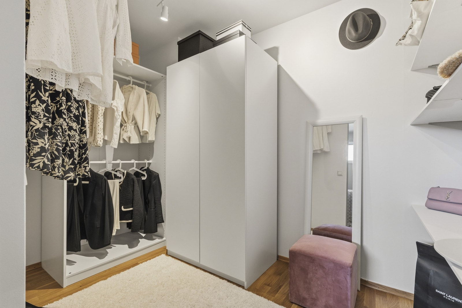 Videre er det adkomst til stort og praktisk walk-in-closet. Deler av rommet til bruk for varig opphold er ikke bruksendret/omsøkt og er heller ikke godkjent for denne bruk av kommunen Galleribilde