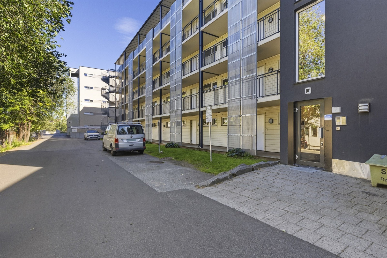 Inngangsparti. Gjesteparkering mot registrering Galleribilde