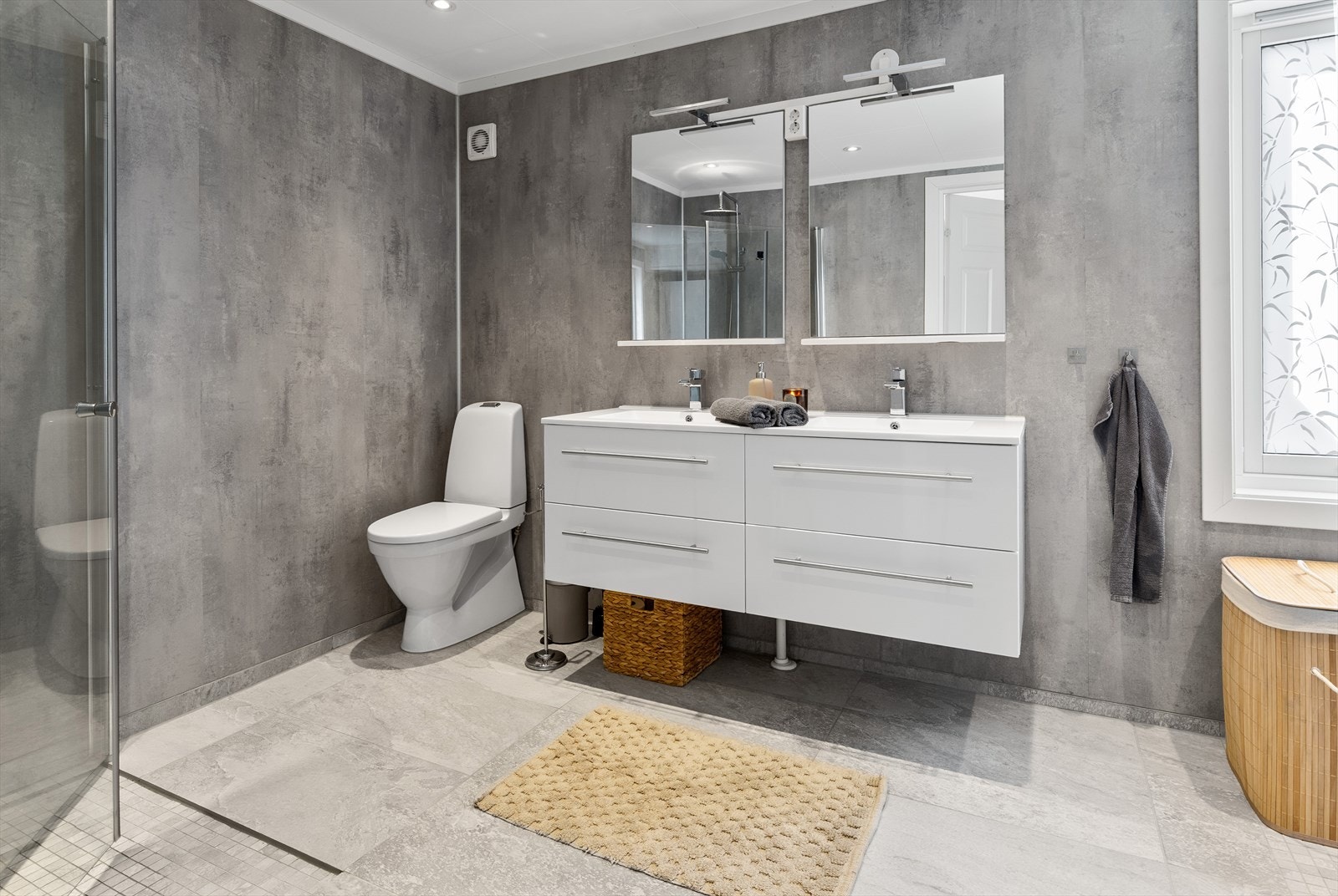 Badet har flislagt gulv med elektriske varmekabler for god komfort. Galleribilde