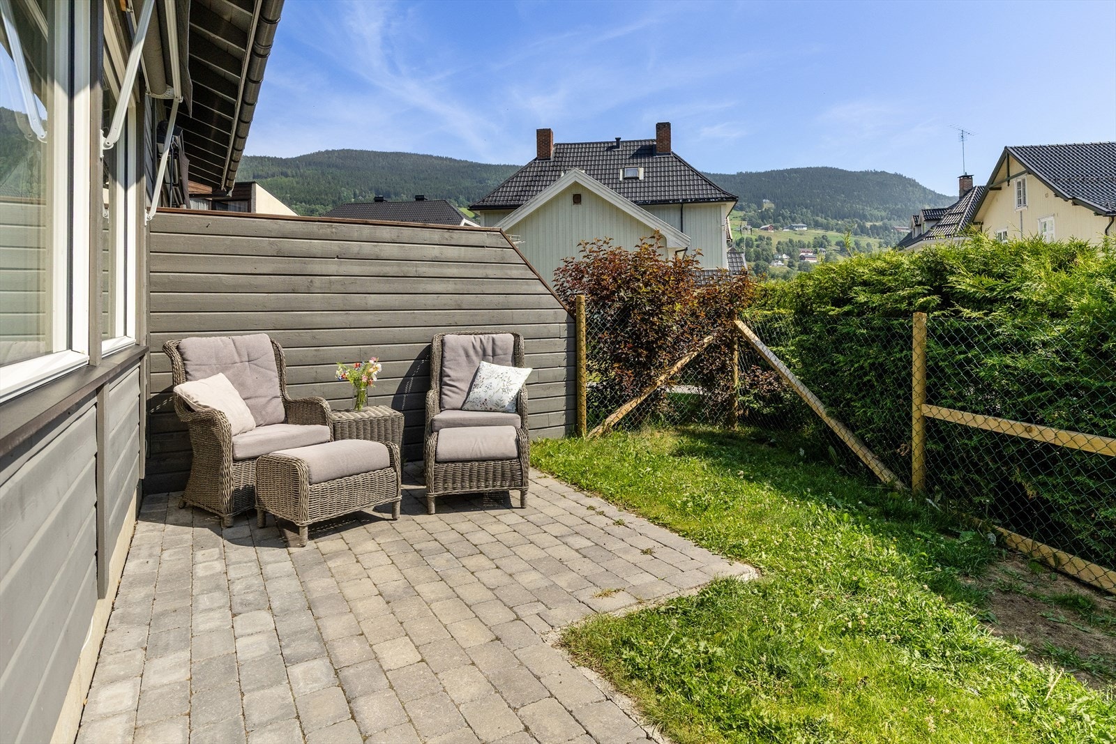Uteplass med belegningsstein og plass til en sittegruppe. Galleribilde