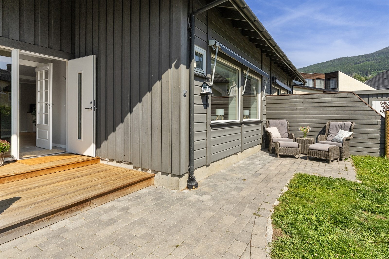 Felles tomt som er opparbeidet med plen og beplantning. Galleribilde