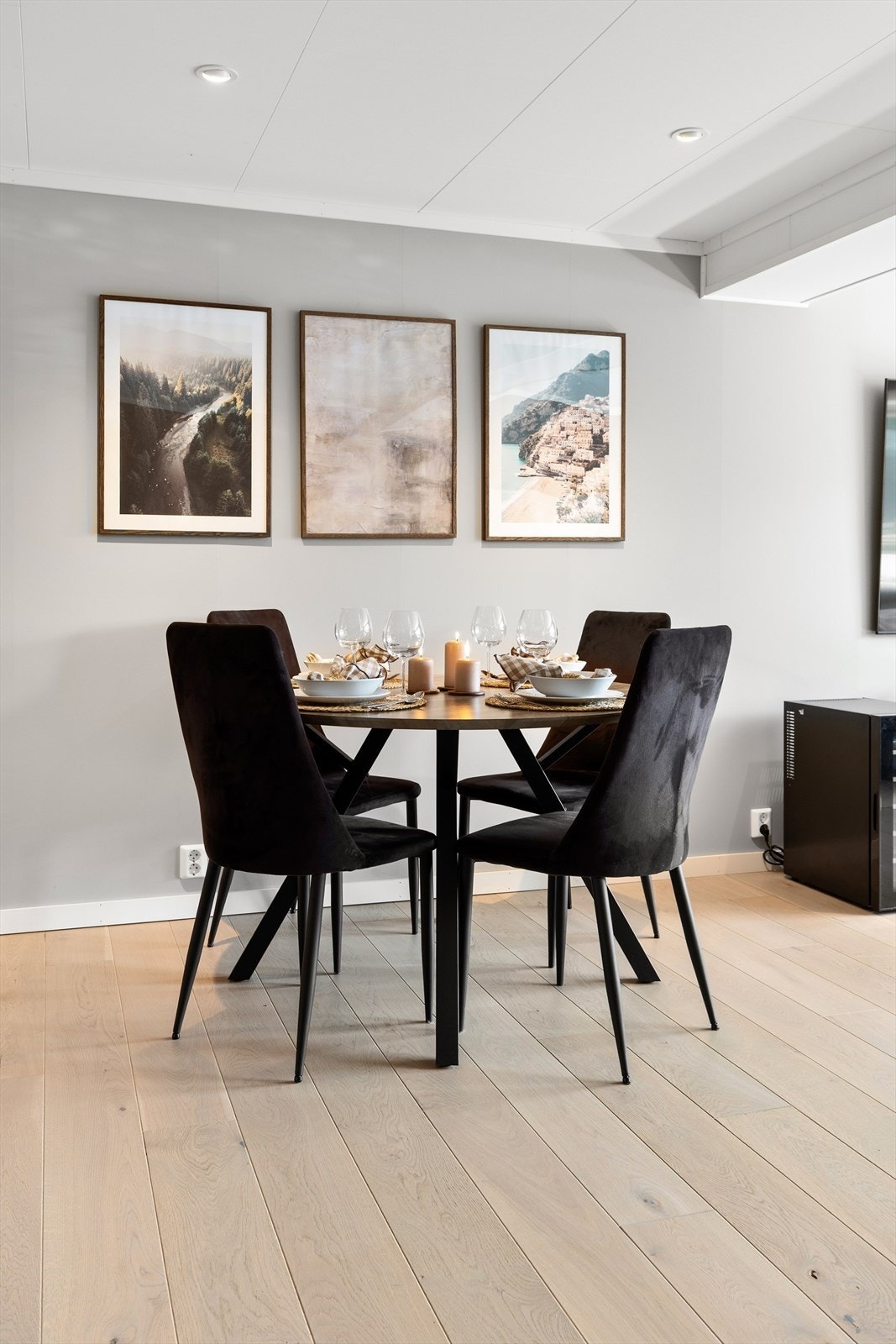 God plass til spisebord for hyggelige sammenkomster. Galleribilde