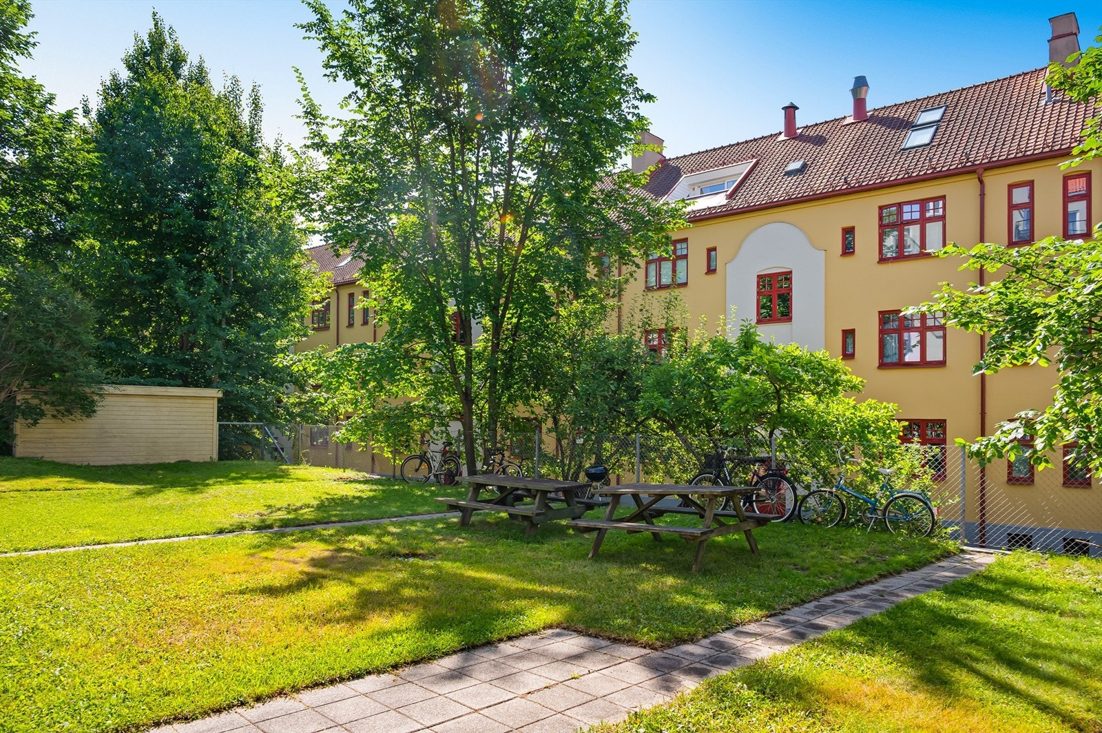 Velholdte fellesarealer med trivelig utsyn mot den klassiske Torshovbebyggelsen som omringer leiligheten. Galleribilde