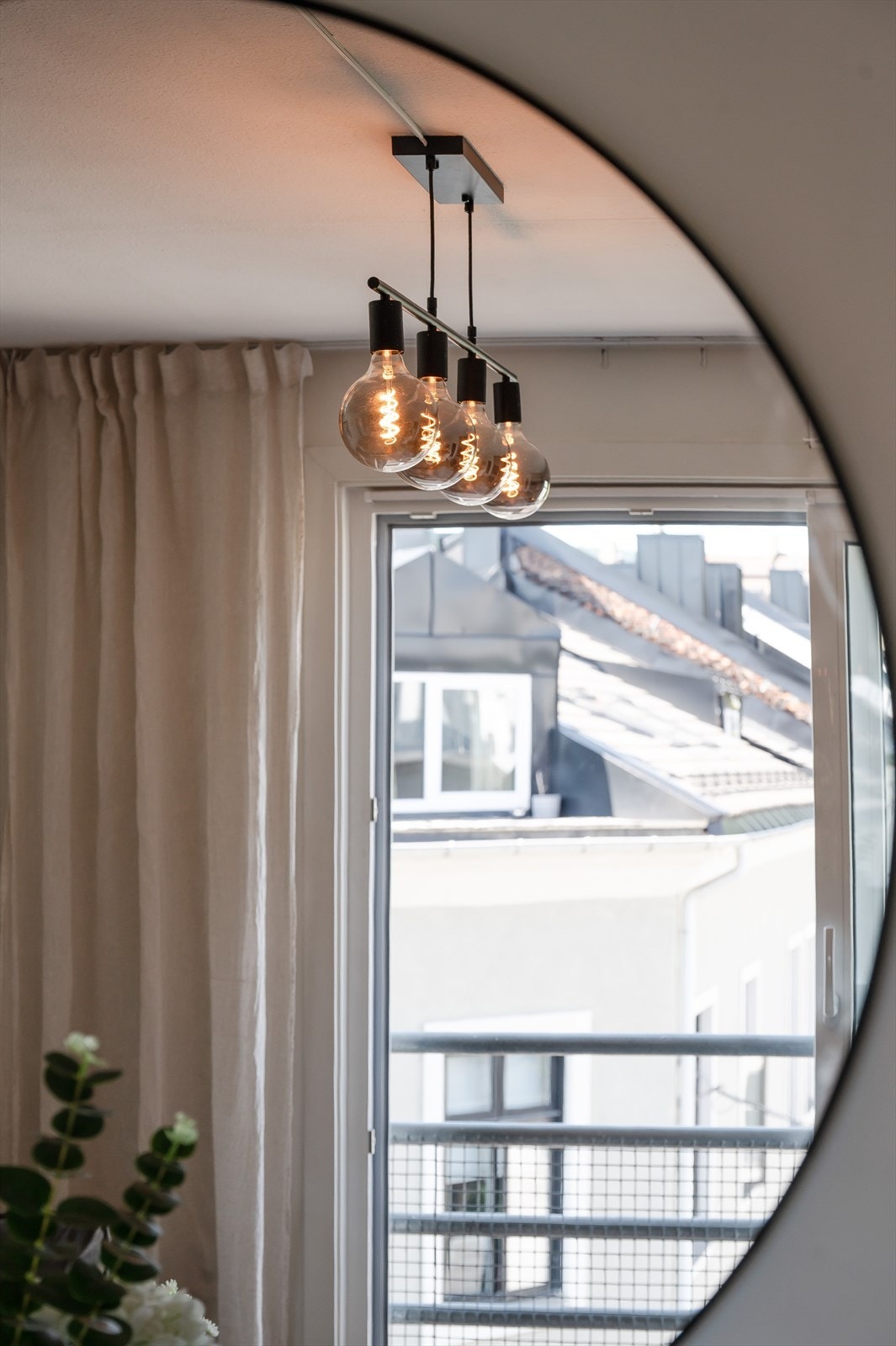 Lyse overflater og gjennomgående laminatgulv skaper et moderne, helhetlig uttrykk og en lun atmosfære. Galleribilde