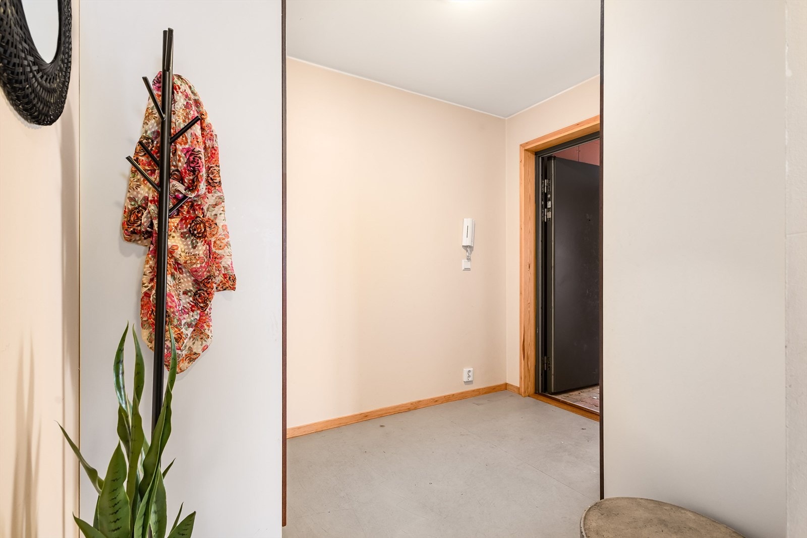 Entre mot entredør Galleribilde
