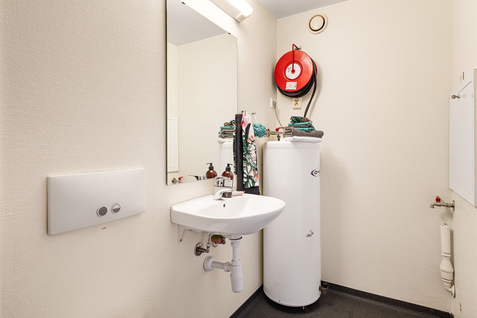 Bad og toalett med opplegg for vaskemaskin Galleribilde