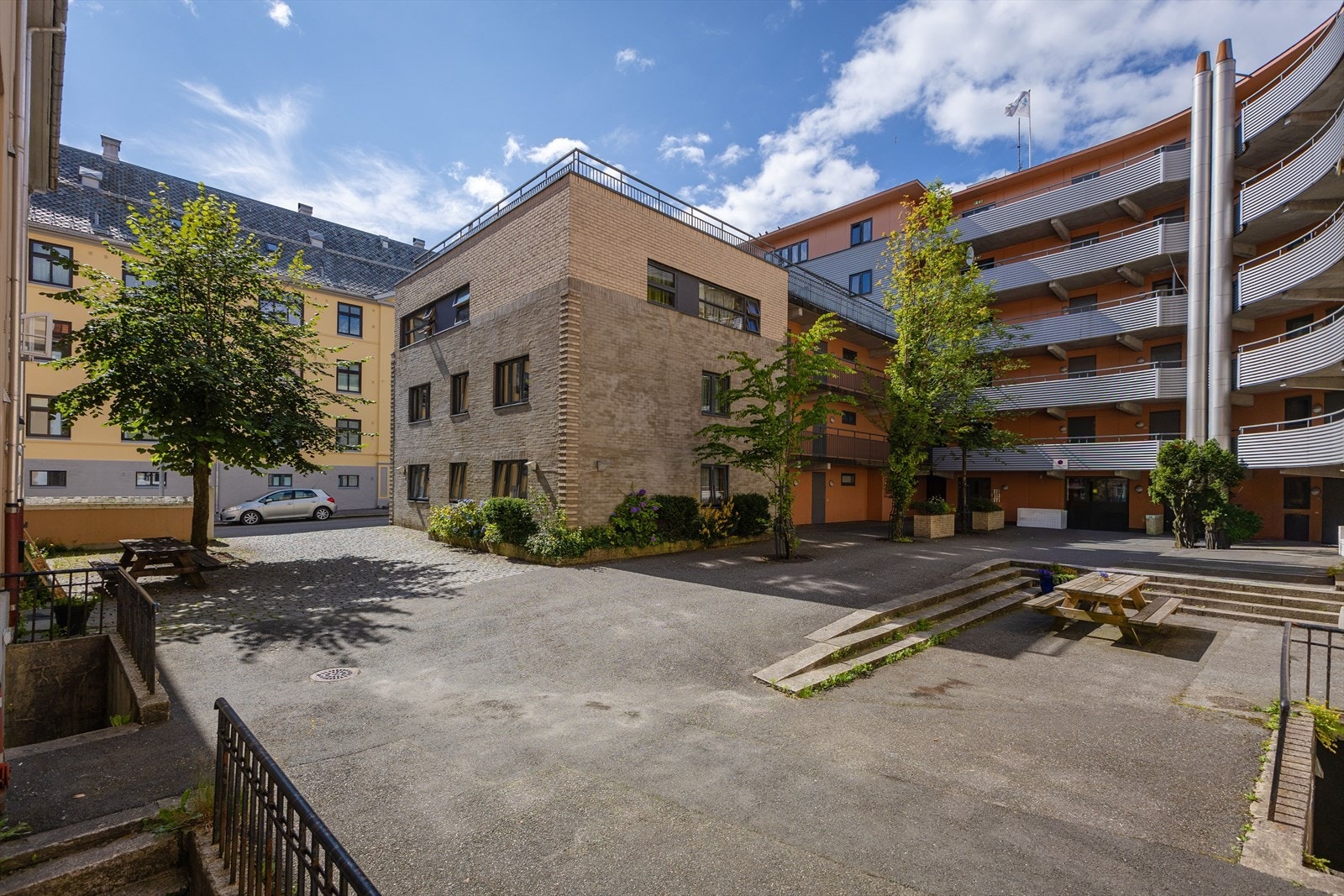 Mot felles bakgård og svalganger Galleribilde