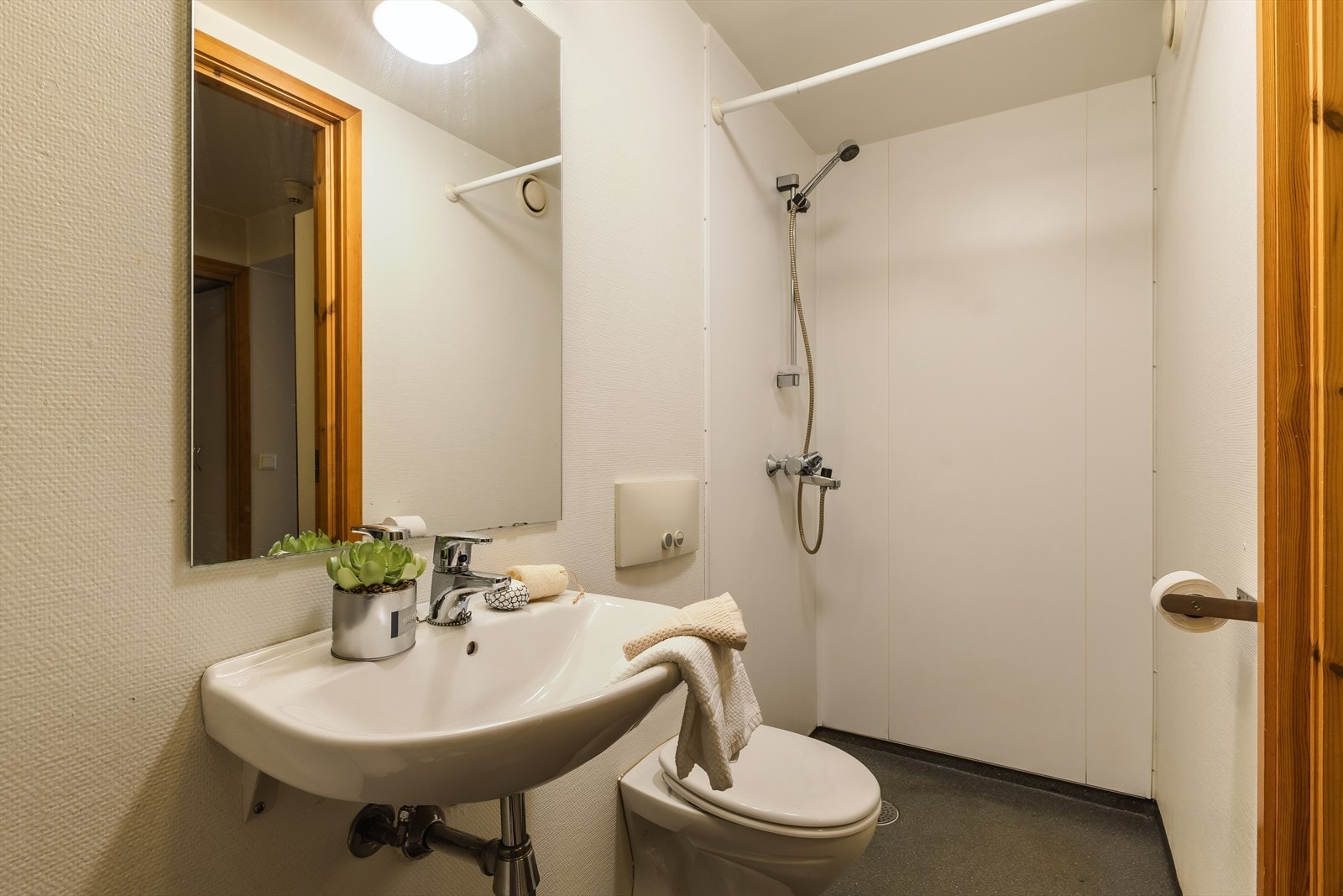 Enkelt innredet bad Galleribilde