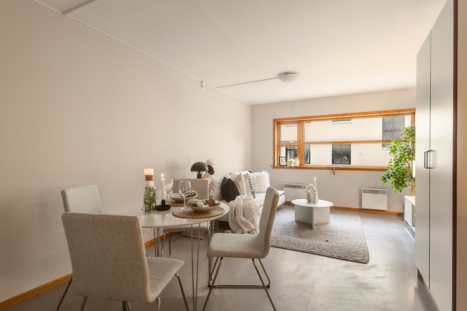 Plass til sittegruppe og spisebord på stue Galleribilde