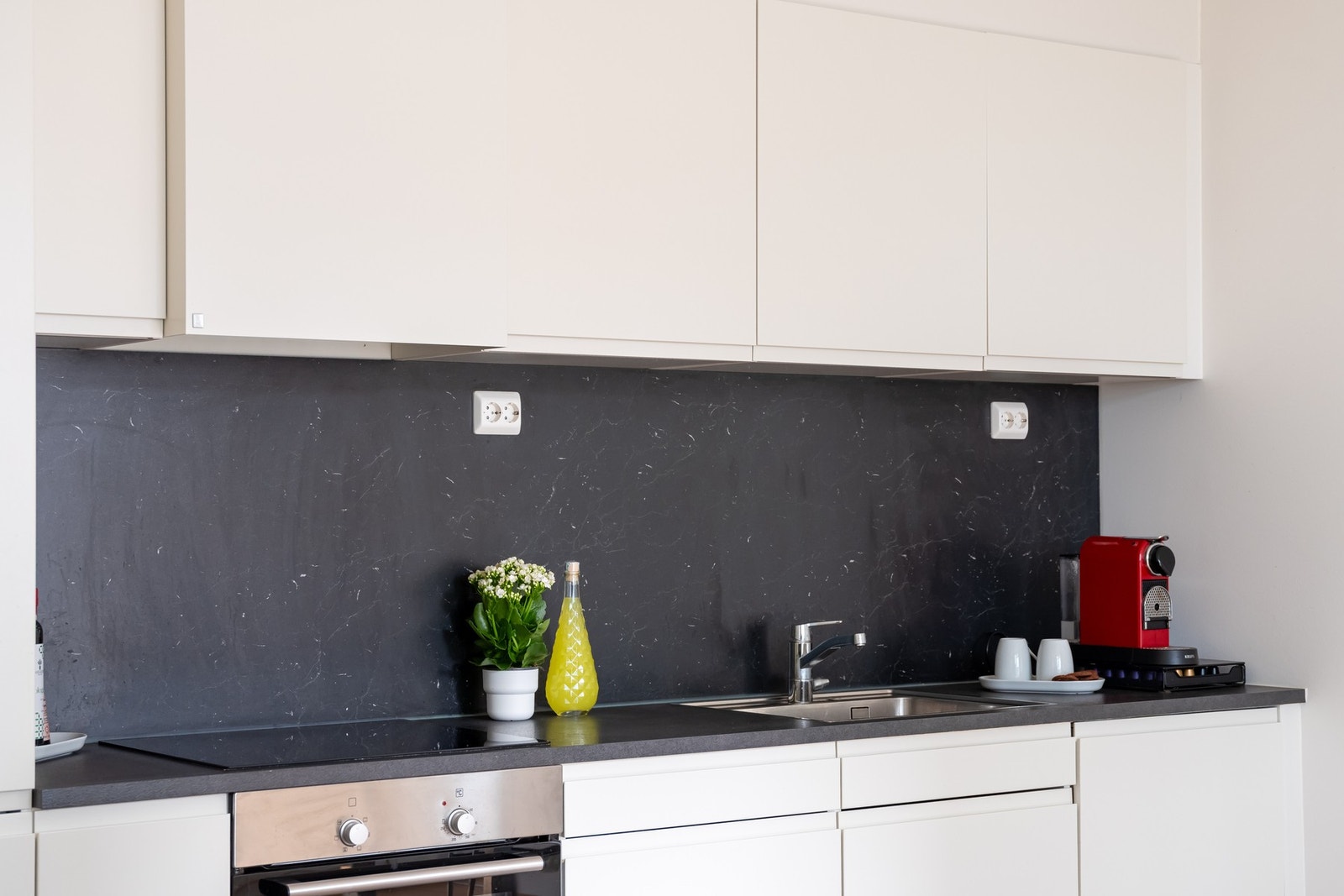 Lys, glatt innredning med laminat benkeplate og oppvaskkum med ettgreps armatur. Galleribilde